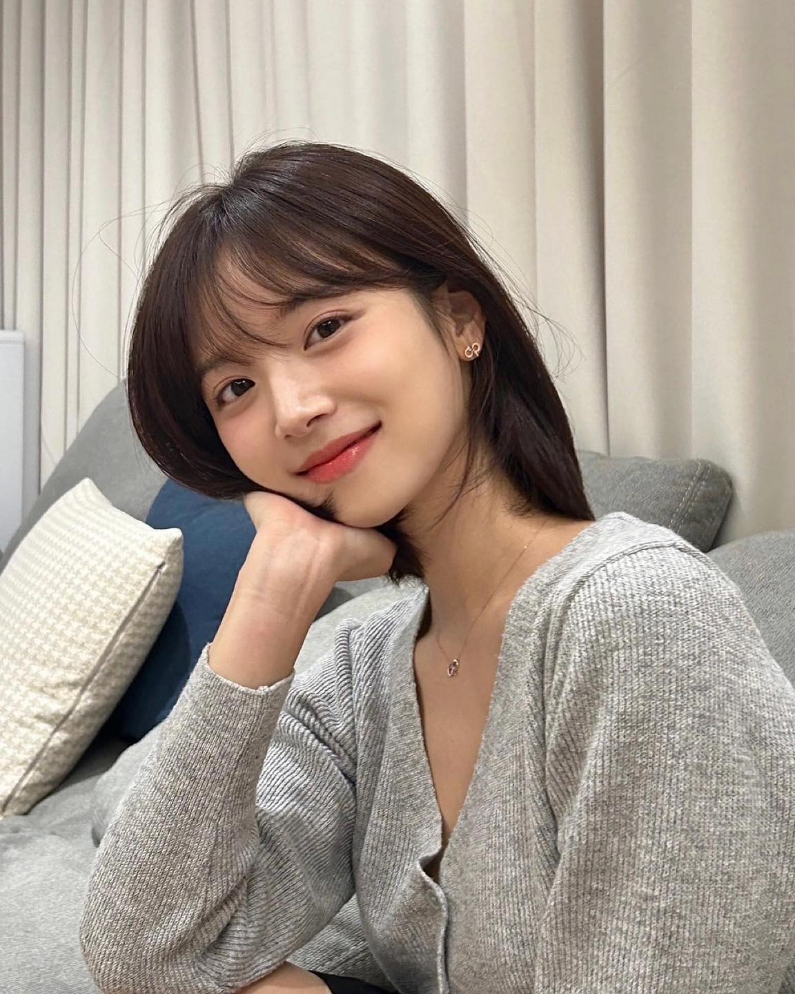 차분한 시크 무드🩶회색 가디건 이미지