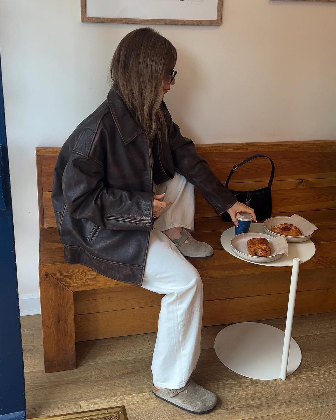 레더자켓엔 화이트팬츠가 찰떡🤍 이미지
