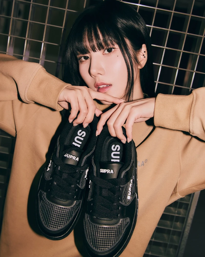 스트릿 여신🤍🖤권은비 겨울패션
수프라👑한남 플래그십 스토어에서 다시 만난 권은비💖 #광고
권은비는 수프라의 헤리티지와 스트릿 아웃도어 무드의 아우터와 슈즈를 매치해 힙한 룩을 완성했는데요. 아우터는 숏한 기장감으로 트렌디하면서도 가볍고 우수한 보온성을 갖춰 스트릿한 스타일링에 최적화된 핏을 보여줍니다.
권은비가 착용한 23 겨울 컬렉션의 패딩과 운동화는 지금 무신사와 수프라 공식몰에서 만날 수 있어요. 이미지5
