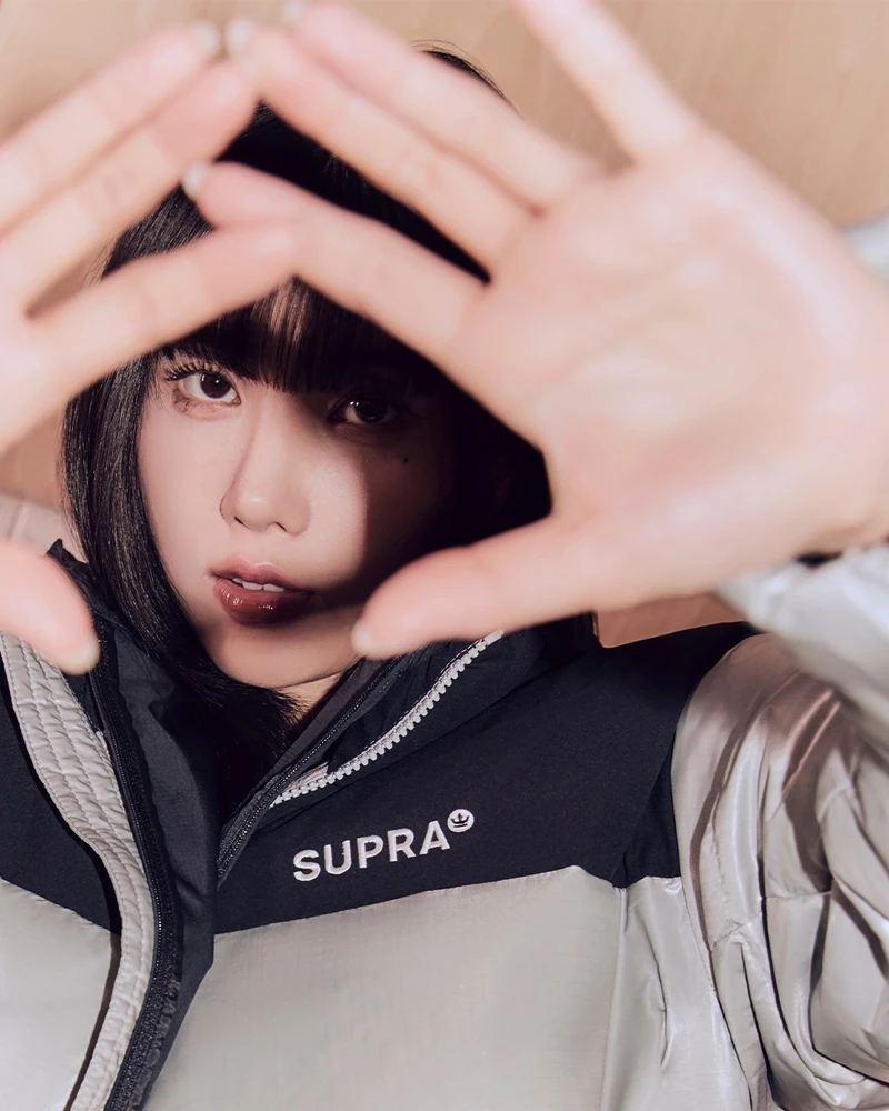스트릿 여신🤍🖤권은비 겨울패션
수프라👑한남 플래그십 스토어에서 다시 만난 권은비💖 #광고
권은비는 수프라의 헤리티지와 스트릿 아웃도어 무드의 아우터와 슈즈를 매치해 힙한 룩을 완성했는데요. 아우터는 숏한 기장감으로 트렌디하면서도 가볍고 우수한 보온성을 갖춰 스트릿한 스타일링에 최적화된 핏을 보여줍니다.
권은비가 착용한 23 겨울 컬렉션의 패딩과 운동화는 지금 무신사와 수프라 공식몰에서 만날 수 있어요. 이미지10