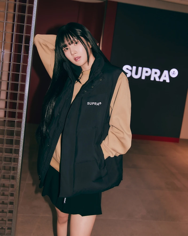 스트릿 여신🤍🖤권은비 겨울패션
수프라👑한남 플래그십 스토어에서 다시 만난 권은비💖 #광고
권은비는 수프라의 헤리티지와 스트릿 아웃도어 무드의 아우터와 슈즈를 매치해 힙한 룩을 완성했는데요. 아우터는 숏한 기장감으로 트렌디하면서도 가볍고 우수한 보온성을 갖춰 스트릿한 스타일링에 최적화된 핏을 보여줍니다.
권은비가 착용한 23 겨울 컬렉션의 패딩과 운동화는 지금 무신사와 수프라 공식몰에서 만날 수 있어요. 이미지6