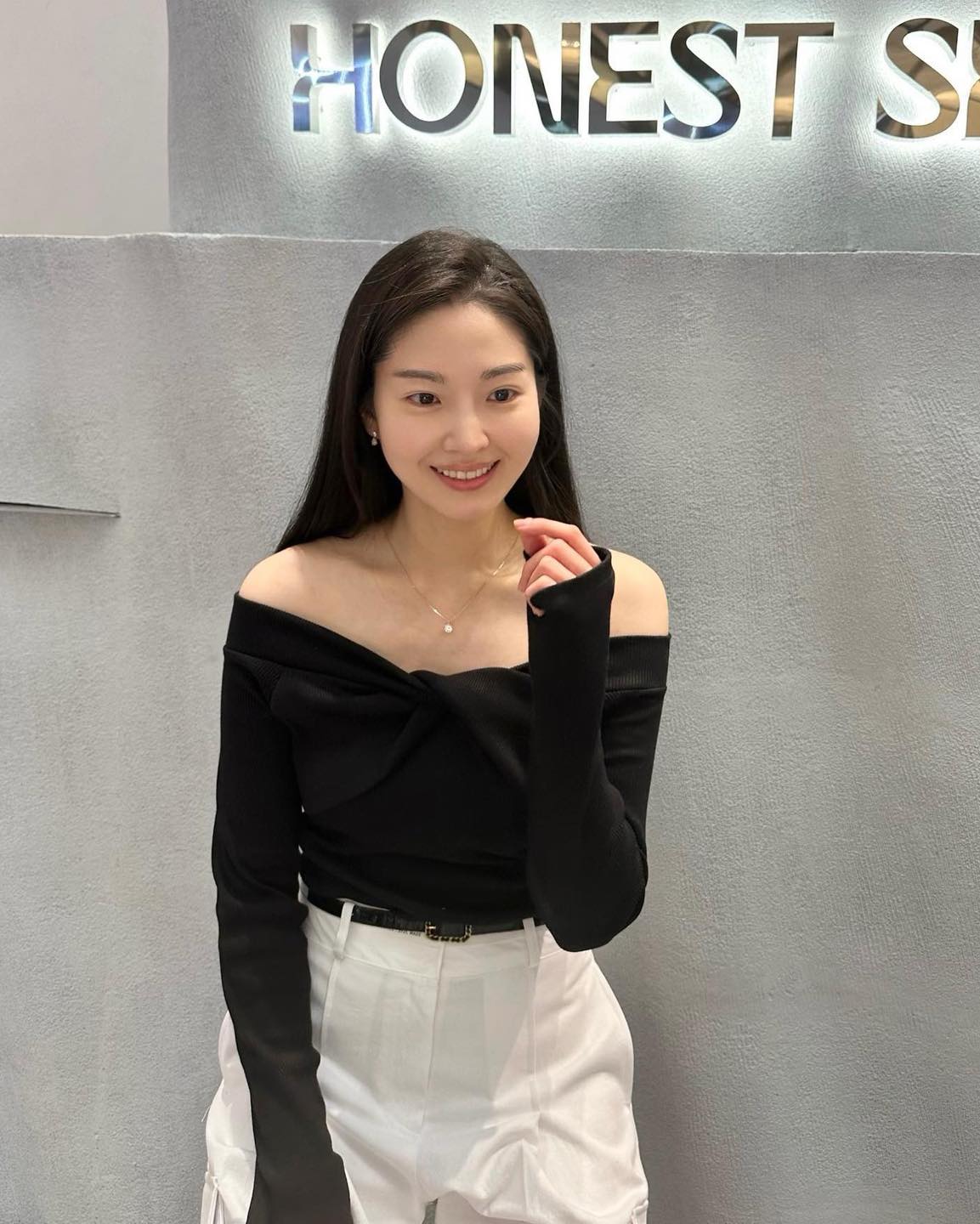 겨울에도 운동해야 하는 이유🩶
직각 어깨&쇄골라인 뽐낼 오프숄더 니트❤️‍🔥올 연말에@입자🤍 이미지3