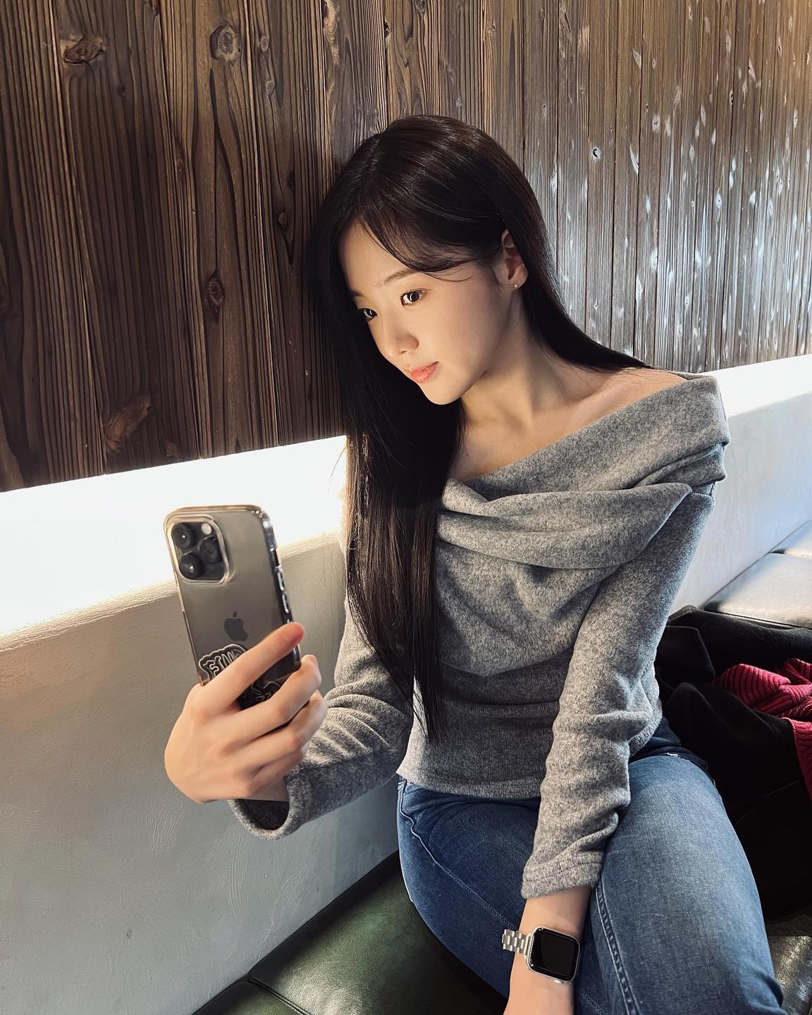 겨울에도 운동해야 하는 이유🩶
직각 어깨&쇄골라인 뽐낼 오프숄더 니트❤️‍🔥올 연말에@입자🤍 이미지1