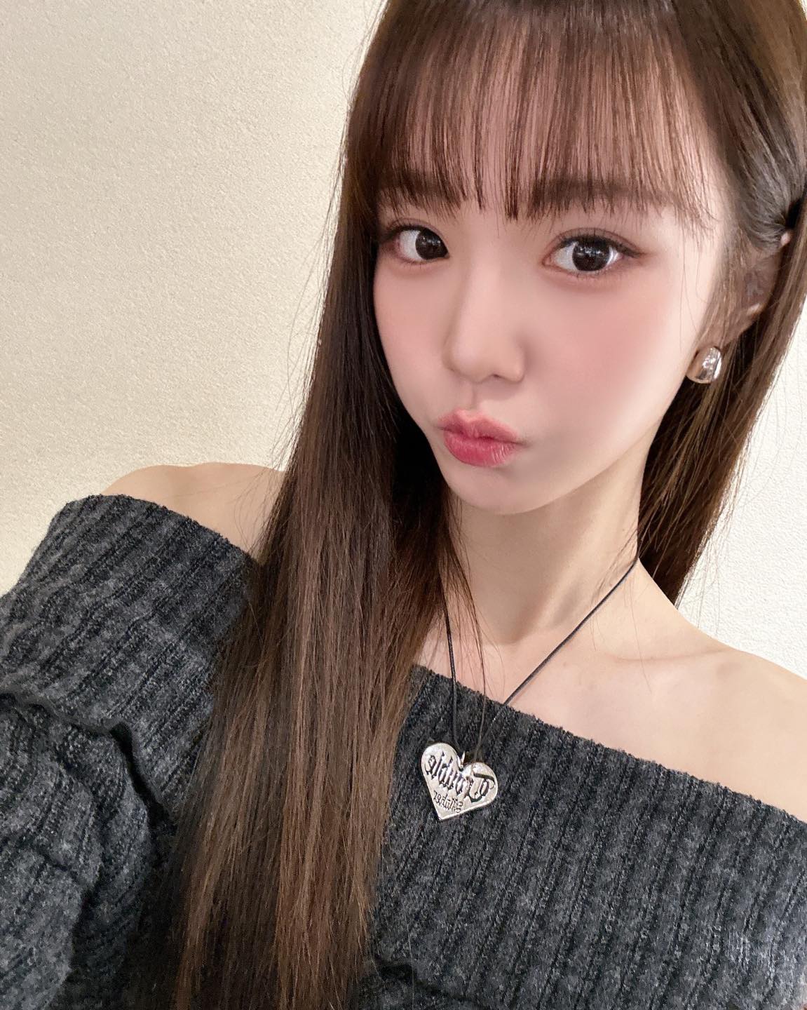 겨울에도 운동해야 하는 이유🩶
직각 어깨&쇄골라인 뽐낼 오프숄더 니트❤️‍🔥올 연말에@입자🤍 이미지6