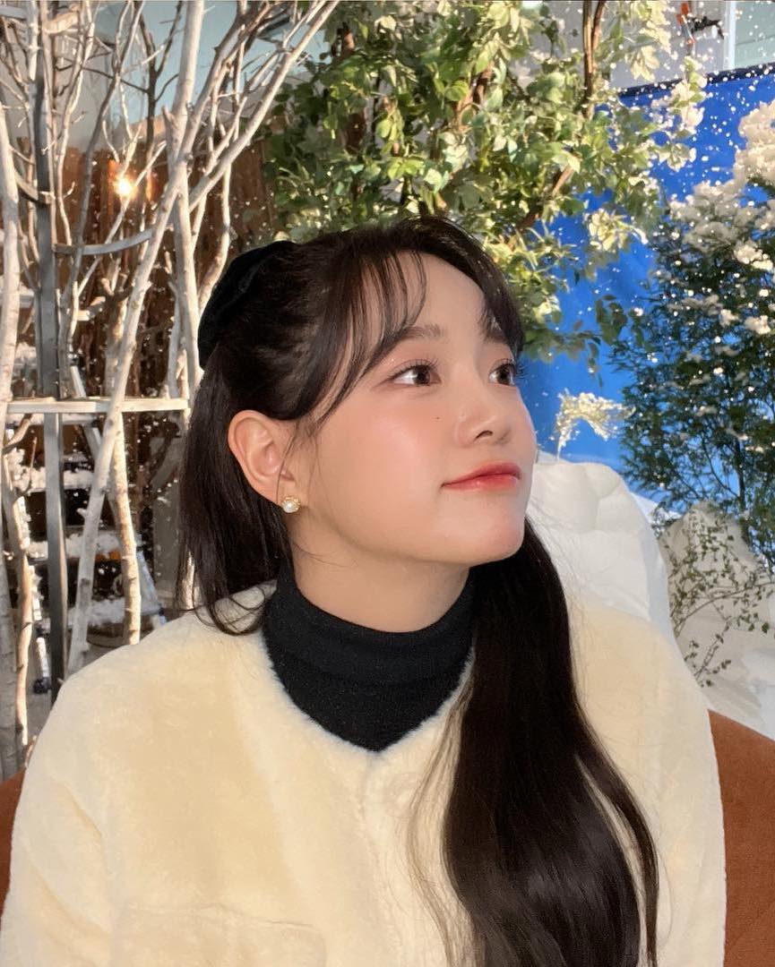 리본머리​하고 트리사진🎄찍자♥️ 이미지