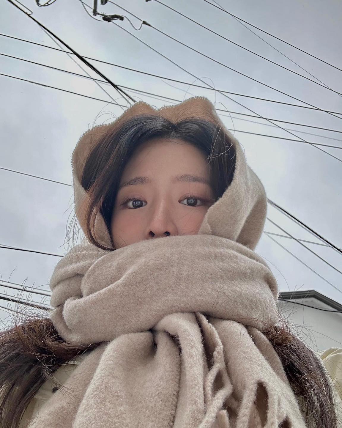 추운 올겨울에 따뜻함 더해줄 목도리 스타일링 팁 5가지@저장🧣🩵

본격적으로 추워진 요즘, 겨울 스타일링에 빼놓을 수 없는 아이템이 바로 목도리죠. 영하의 날씨가 계속되면서 목도리만 한 든든한 겨울 지원군이 없습니다. 목도리를 어떻게 매느냐에 따라서 겨울 룩의 분위기가 천차만별인데요. 올겨울 따라 하면 좋을 목도리 스타일링 5가지를 소개해 드립니다.

1-2. 간단하게 매기
누구나 쉽게 따라 할 수 있는 익숙한 방법부터 소개해 드립니다. 기본이 가장 중요한 법이니까요. 파리지앵 노트로 알려진 이 방법은 반을 접은 목도리를 목에 걸어 한쪽 고리에 끝부분을 넣으면 완성입니다. 데일리로 과하지 않게 스타일링할 수 있는 방법이죠. 🪄

3-4. 반바퀴 두르기
최근 목도리 트렌드의 포인트는 '무심함'입니다. 목도리 한쪽 끝을 무심하게 뒤로 둘러주기만 하면 끝. 너무나도 쉬운 이 방법이 트렌드라니 황당할 만하죠. 하지만 올겨울 트렌드를 가장 쉽게 따라 해볼 수 있는 방법이니 강력 추천드립니다. ✔️

5-6. 목도리클라바 만들기
작년 바라클라바 인기로 핫해진 목도리 스타일링이죠. 추운 날씨에는 목도리를 활용하여 바라클라바를 만들어보세요. 목에 감은 후 목도리 뒷부분으로 머리를 감싸서 고정하면 따뜻한 목도리클라바 완성! 🥷🏻

7-8. 코트 안에 목도리 넣기
첫 번째 방법을 응용하면 더욱 깔끔한 스타일링도 가능합니다. 목도리를 코트 안에 넣어 끝부분을 보이지 않게 하는 방법인데요. 정돈된 느낌을 주어 포멀한 스타일링이나 출근 룩에 포인트 하기 좋죠. 이 스타일링의 핵심은 너무 크지 않은 목도리를 활용하는 거예요. 🧥

9-10. 한바퀴 두르기
클래식한 분위기를 원하신다면 목도리를 한 바퀴 감아보세요. 매듭 없이 목도리 끝을 자연스럽게 늘어뜨려 내추럴한 겨울 꾸안꾸 스타일을 완성할 수 있습니다. 두꺼운 소재의 목도리를 활용하면 코 부분까지 효과적으로 감싸 따뜻한 느낌을 연출할 수 있어요. ➰ 이미지
