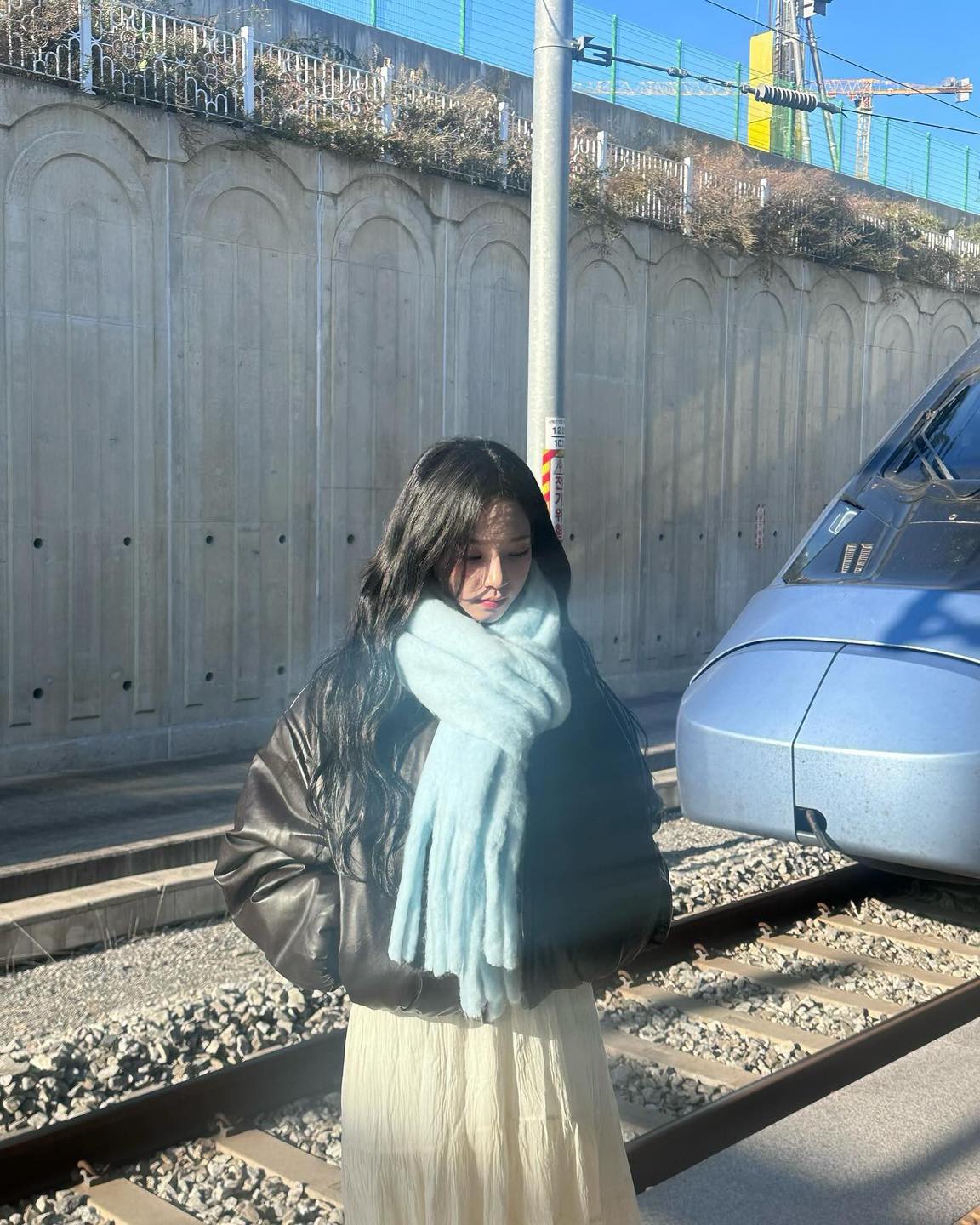 추운 올겨울에 따뜻함 더해줄 목도리 스타일링 팁 5가지@저장🧣🩵

본격적으로 추워진 요즘, 겨울 스타일링에 빼놓을 수 없는 아이템이 바로 목도리죠. 영하의 날씨가 계속되면서 목도리만 한 든든한 겨울 지원군이 없습니다. 목도리를 어떻게 매느냐에 따라서 겨울 룩의 분위기가 천차만별인데요. 올겨울 따라 하면 좋을 목도리 스타일링 5가지를 소개해 드립니다.

1-2. 간단하게 매기
누구나 쉽게 따라 할 수 있는 익숙한 방법부터 소개해 드립니다. 기본이 가장 중요한 법이니까요. 파리지앵 노트로 알려진 이 방법은 반을 접은 목도리를 목에 걸어 한쪽 고리에 끝부분을 넣으면 완성입니다. 데일리로 과하지 않게 스타일링할 수 있는 방법이죠. 🪄

3-4. 반바퀴 두르기
최근 목도리 트렌드의 포인트는 '무심함'입니다. 목도리 한쪽 끝을 무심하게 뒤로 둘러주기만 하면 끝. 너무나도 쉬운 이 방법이 트렌드라니 황당할 만하죠. 하지만 올겨울 트렌드를 가장 쉽게 따라 해볼 수 있는 방법이니 강력 추천드립니다. ✔️

5-6. 목도리클라바 만들기
작년 바라클라바 인기로 핫해진 목도리 스타일링이죠. 추운 날씨에는 목도리를 활용하여 바라클라바를 만들어보세요. 목에 감은 후 목도리 뒷부분으로 머리를 감싸서 고정하면 따뜻한 목도리클라바 완성! 🥷🏻

7-8. 코트 안에 목도리 넣기
첫 번째 방법을 응용하면 더욱 깔끔한 스타일링도 가능합니다. 목도리를 코트 안에 넣어 끝부분을 보이지 않게 하는 방법인데요. 정돈된 느낌을 주어 포멀한 스타일링이나 출근 룩에 포인트 하기 좋죠. 이 스타일링의 핵심은 너무 크지 않은 목도리를 활용하는 거예요. 🧥

9-10. 한바퀴 두르기
클래식한 분위기를 원하신다면 목도리를 한 바퀴 감아보세요. 매듭 없이 목도리 끝을 자연스럽게 늘어뜨려 내추럴한 겨울 꾸안꾸 스타일을 완성할 수 있습니다. 두꺼운 소재의 목도리를 활용하면 코 부분까지 효과적으로 감싸 따뜻한 느낌을 연출할 수 있어요. ➰ 이미지