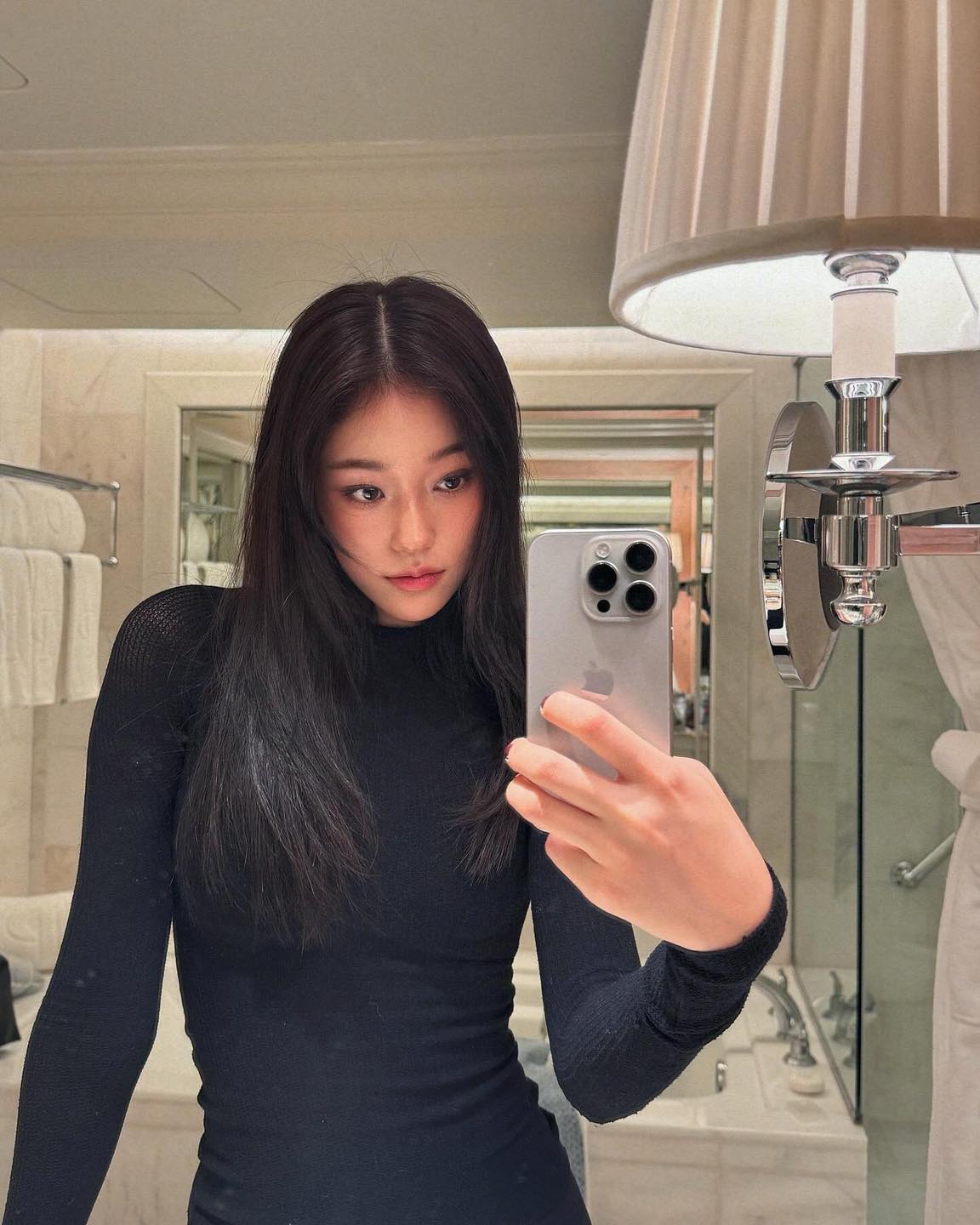 노윤서 퍼컬 발렌시아가였네🖤
시크 여신 비주얼🩶 LA 발렌시아가 쇼&애프터파티 속 그녀🔍 이미지