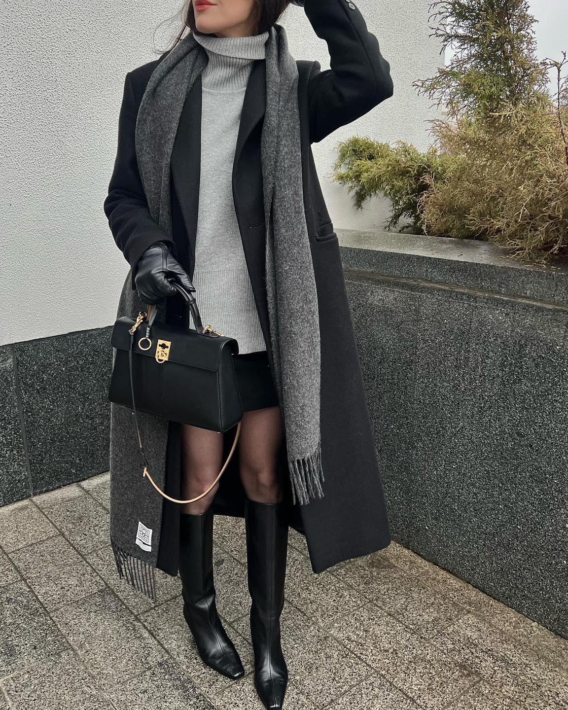 롱코트랑 찰떡인 목도리 걸치기🧣
목도리 두르기 귀찮을 때 롱코트 위에 무심하게 걸쳐줘요🖤🩶 이미지