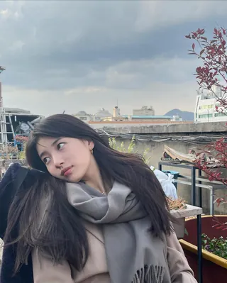 수지처럼 청순하게🧣목도리 코디 이미지
