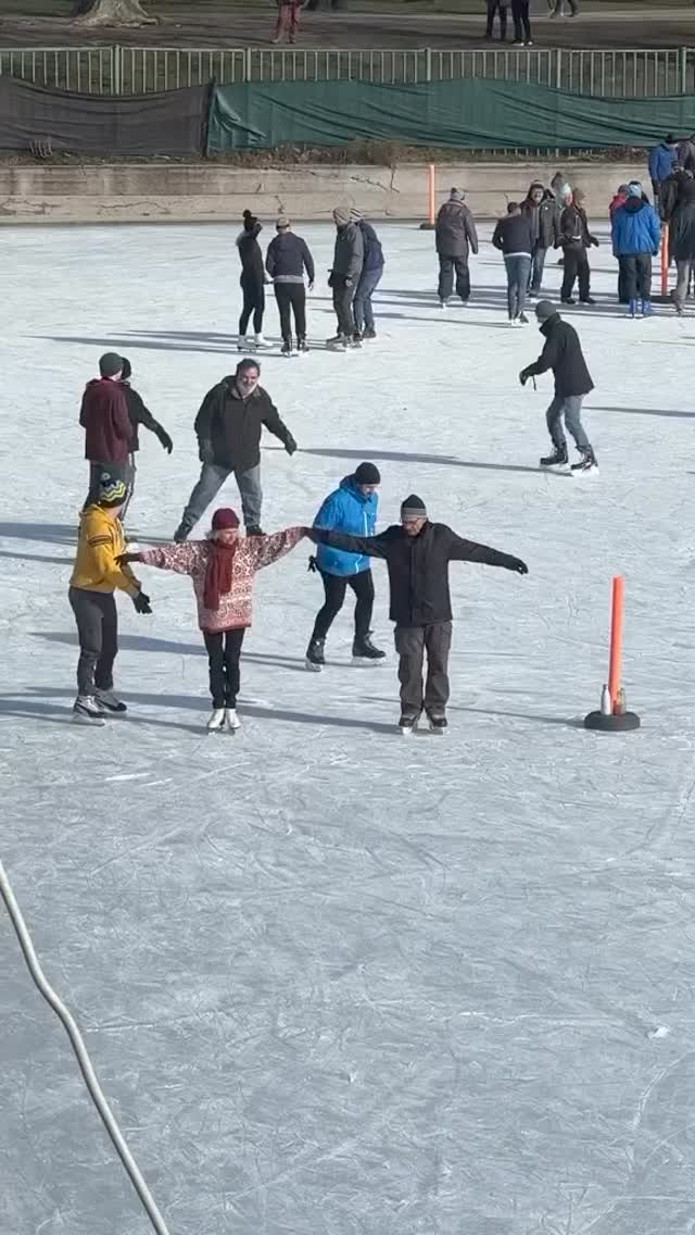 영화처럼 아름다운 겨울 낭만👩🏻‍❤️‍👨🏻⛸️
우리도 영원히 @함께하자🤎  이미지