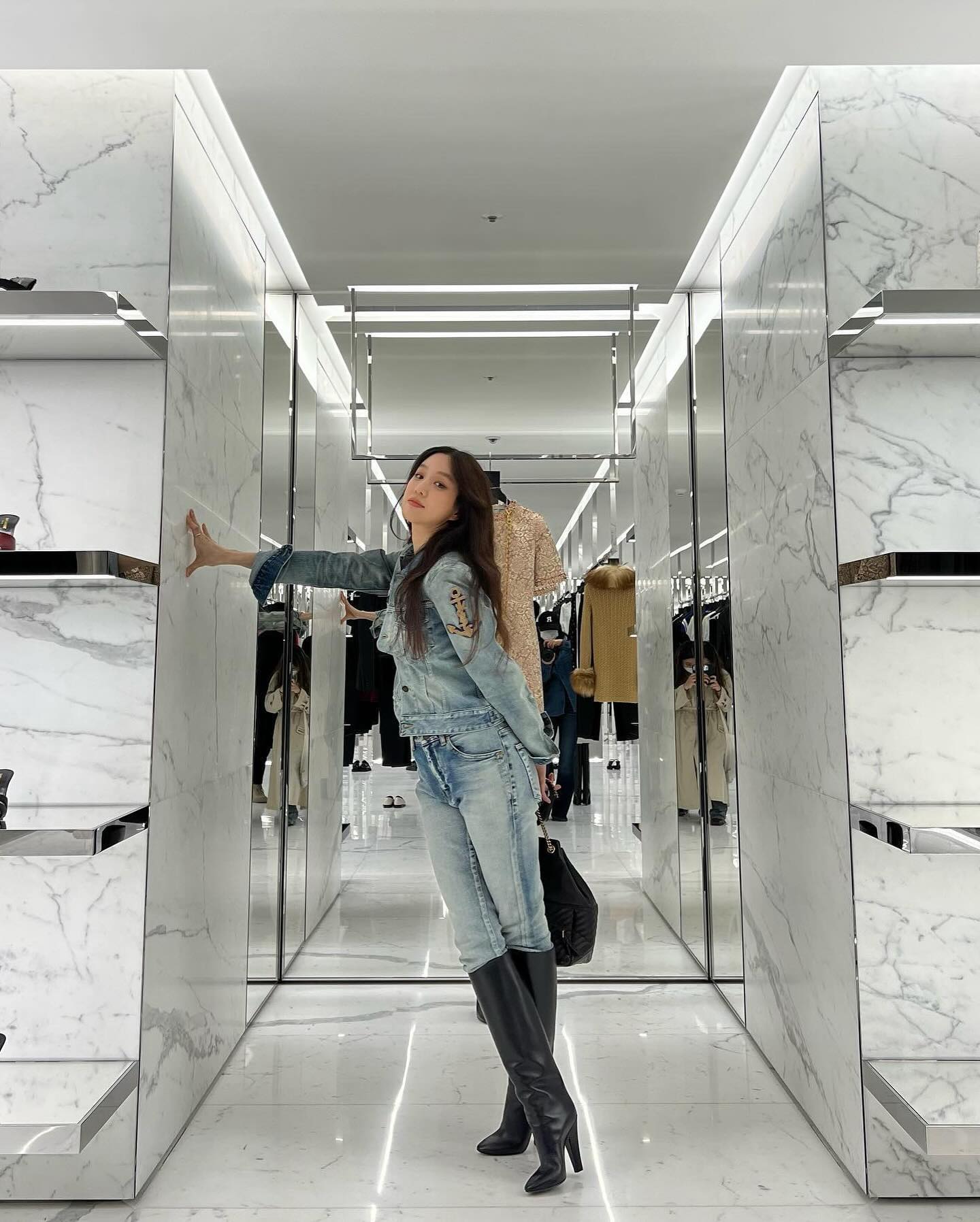 청바지에 롱부츠로 마무리👢🖤 이미지
