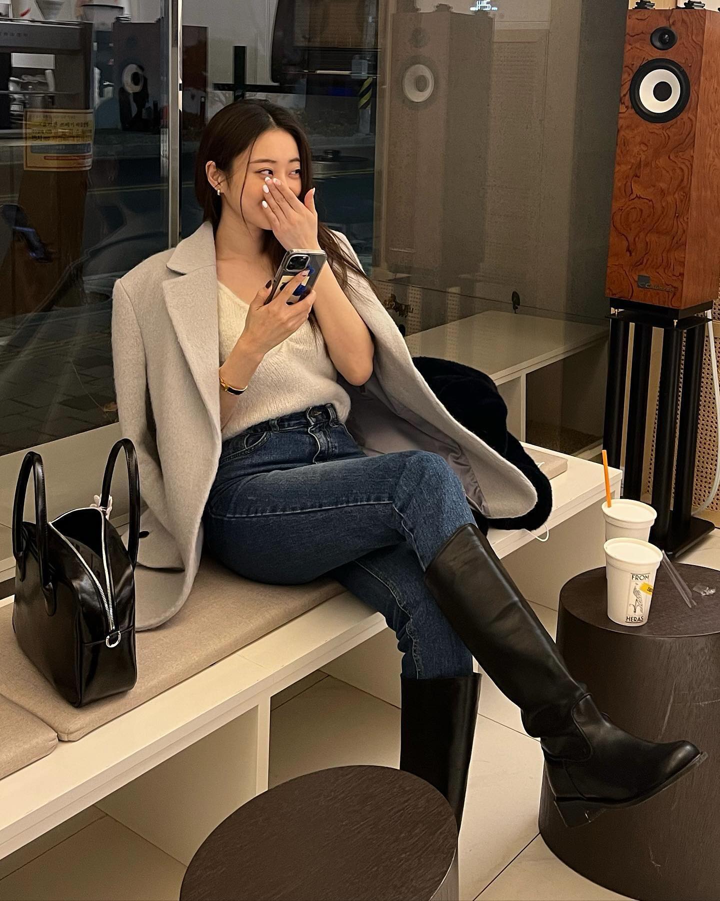 청바지에 롱부츠로 마무리👢🖤 이미지"