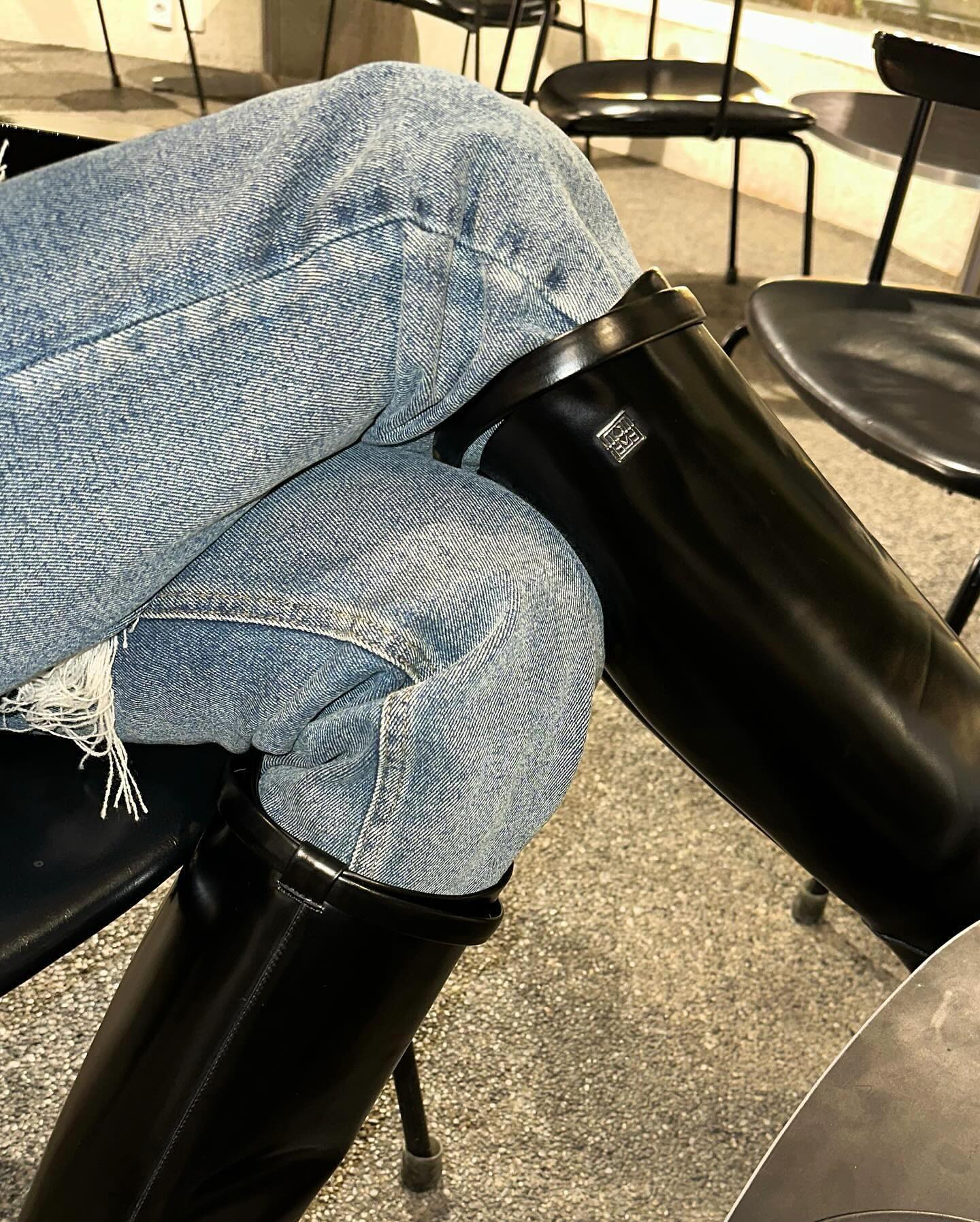 청바지에 롱부츠로 마무리👢🖤 이미지