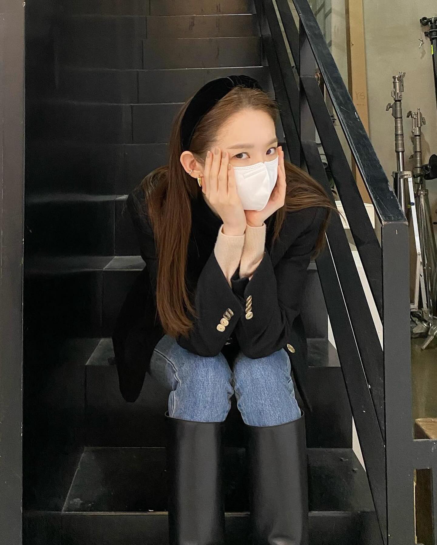청바지에 롱부츠로 마무리👢🖤 이미지