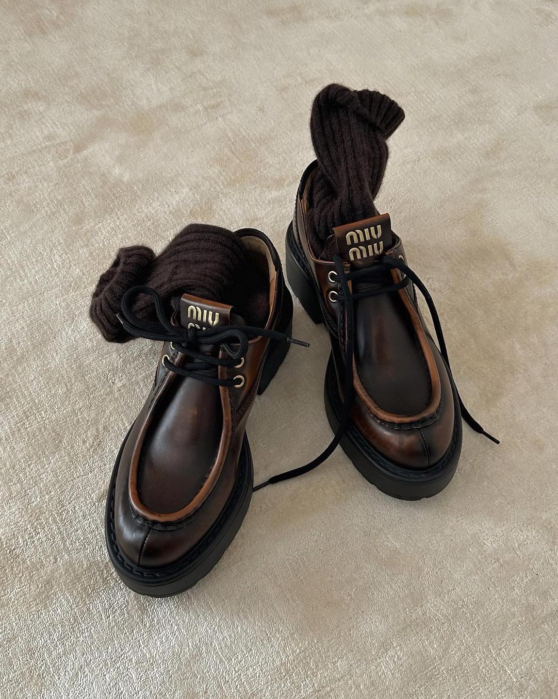 뮤뮤 신상🤎👞빈티지 무드 슈즈
브라운룩에 찰떡 레이스 퓌메 가죽 슈즈👀 금장 로고 포인트✨ 이미지
