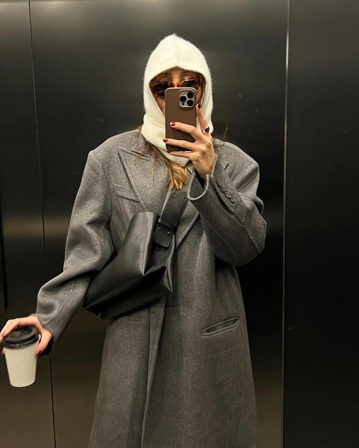 출근길 엘베 거울샷 필수🛗🩶 이미지