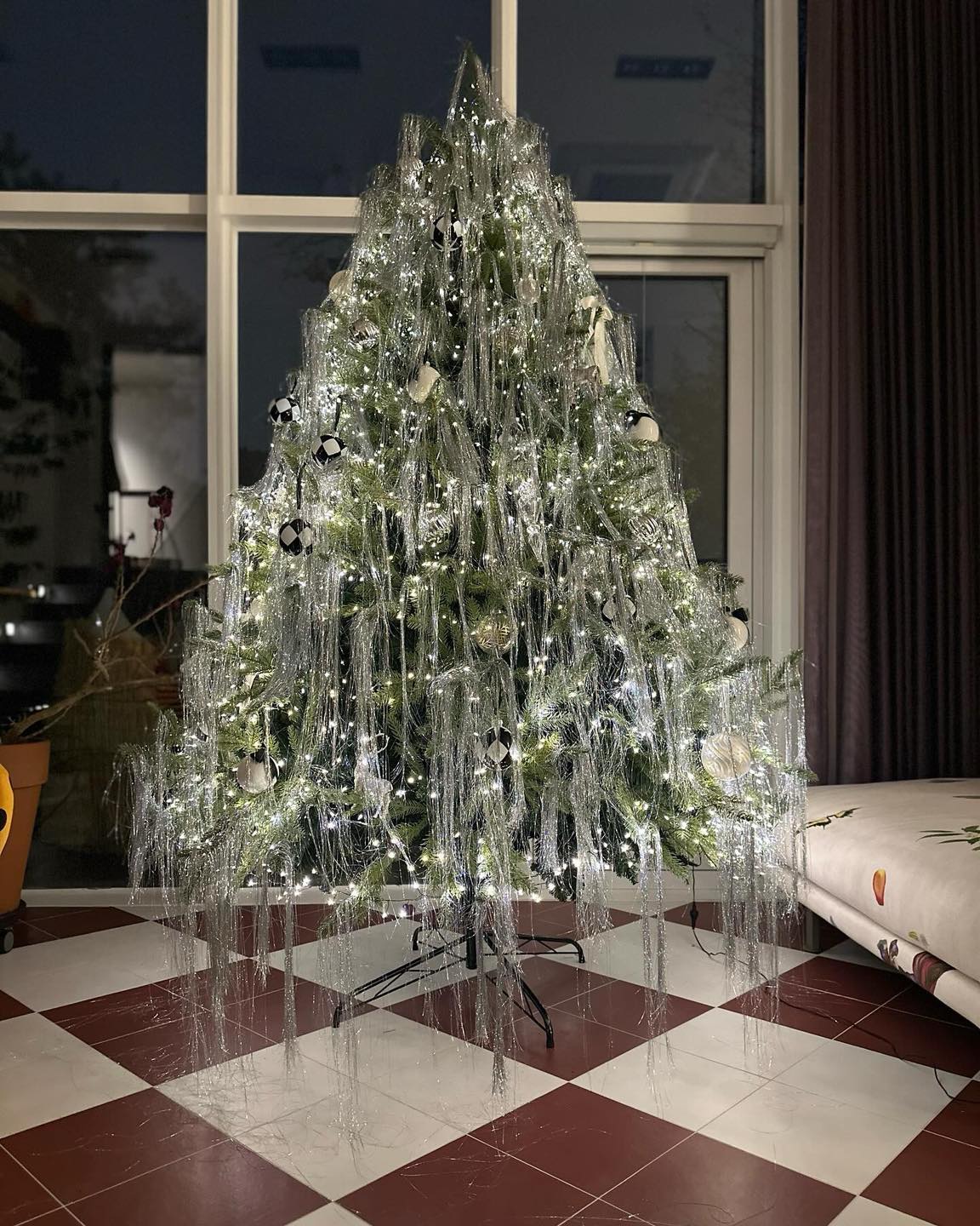 2023 크리스마스트리 트렌드🎄 

올겨울엔 실버 레인 트리가 대세!⛓️이번 시즌에는 메탈릭 소재인 틴슬 장식으로 크리스마스 트리를 꾸미는 것이 트렌드입니다. 화려한 조명과 함께 신비로운 은빛이 어우러져 감각적인 크리스마스 분위기를 연출할 수 있는데요. 최근 박나래와 켄달 제너도 실버 레인 트리로 꾸민 인테리어 사진을 인스타그램에 업로드해 많은 화제를 불러 일으켰죠. 

여러분도 이번 크리스마스에 반짝이는 빛깔로 물들인 트리 장식으로 겨울의 매력을 더해 보는 건 어떨까요? ✨  이미지