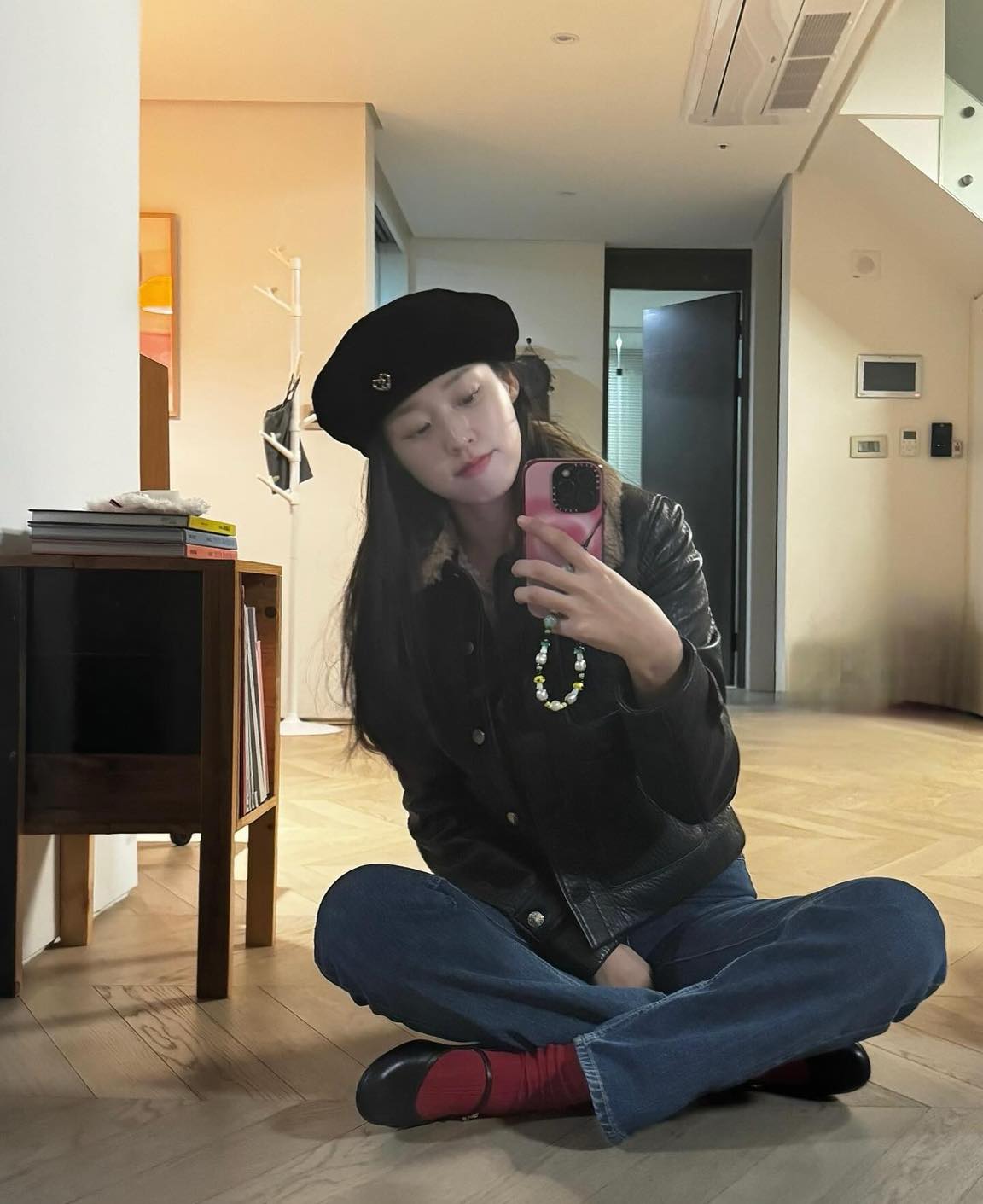 레드 타이즈가 트렌드라던데🧦♥️ 이미지