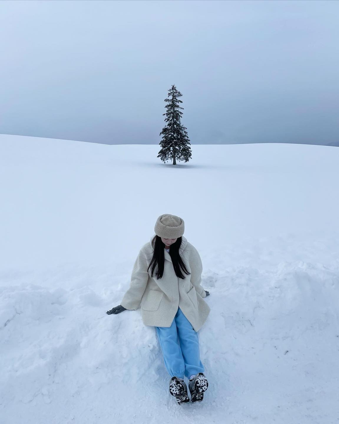 겨울 여행지❄️홋카이도 비에이☃️

겨울 낭만을 느낄 수 있는 여행지, 삿포로의 비에이를 소개합니다.🤍 요즘 인스타를 보면 비에이의 메인 포토스팟인 나 홀로 크리스마스트리가 눈에 띄는데요. 안소희와 금새록도 1월에 다녀온 겨울 여행지로 크리스마스트리와 함께 인생샷을 건질 수 있는 곳입니다. 

안소희처럼 크리스마스트리를 손에 받치는 포즈부터 트리와 설경을 배경으로 다양하게 찍어보세요! 장갑과 모자, 니트, 퍼 같은 폭닥폭닥한 아이템으로 겨울룩을 연출하는 것을 추천드립니다. 

이번 겨울 여행지는 하얀 눈으로 덮여 겨울 왕국이 떠오르는 삿포로 비에이로 떠나보는 건 어떨까요?✈️  이미지