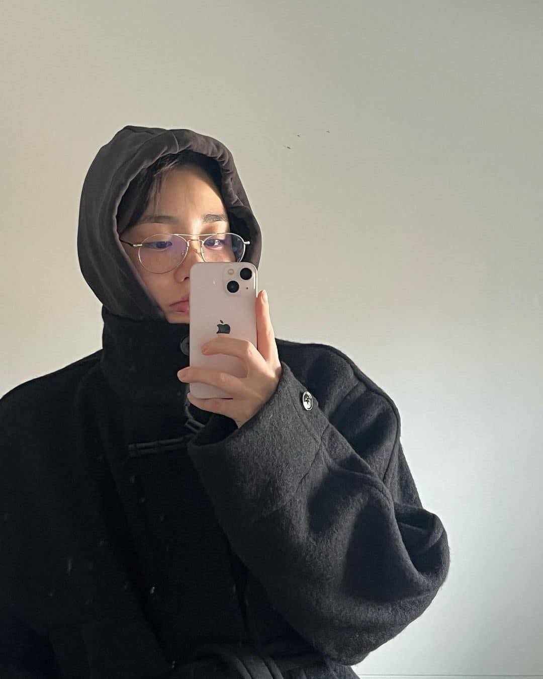 꾸안꾸 조합🩶🖤코트에 후드 이미지