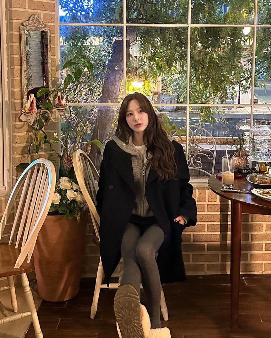 꾸안꾸 조합🩶🖤코트에 후드 이미지