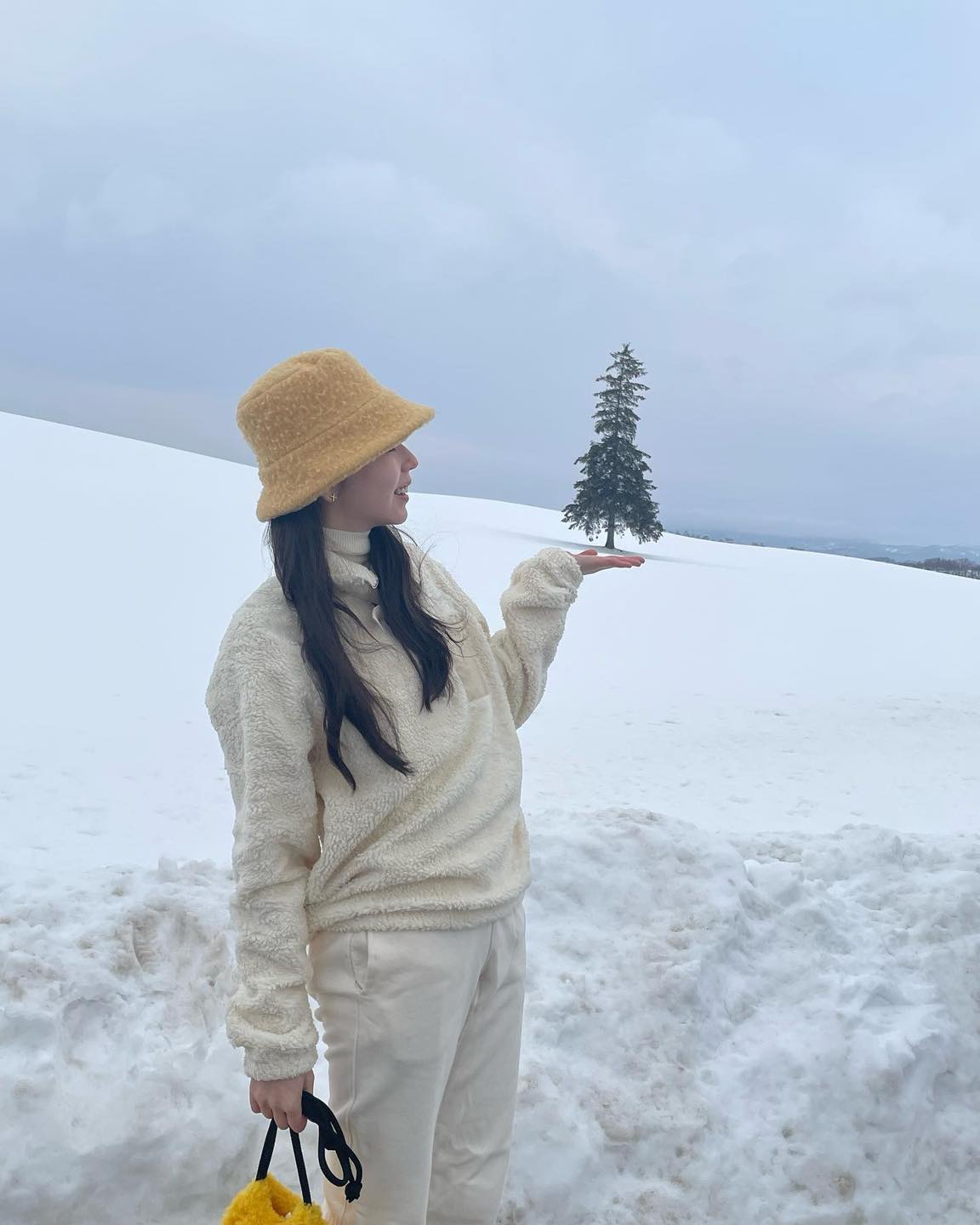 겨울 여행지❄️홋카이도 비에이☃️

겨울 낭만을 느낄 수 있는 여행지, 삿포로의 비에이를 소개합니다.🤍 요즘 인스타를 보면 비에이의 메인 포토스팟인 나 홀로 크리스마스트리가 눈에 띄는데요. 안소희와 금새록도 1월에 다녀온 겨울 여행지로 크리스마스트리와 함께 인생샷을 건질 수 있는 곳입니다. 

안소희처럼 크리스마스트리를 손에 받치는 포즈부터 트리와 설경을 배경으로 다양하게 찍어보세요! 장갑과 모자, 니트, 퍼 같은 폭닥폭닥한 아이템으로 겨울룩을 연출하는 것을 추천드립니다. 

이번 겨울 여행지는 하얀 눈으로 덮여 겨울 왕국이 떠오르는 삿포로 비에이로 떠나보는 건 어떨까요?✈️  이미지