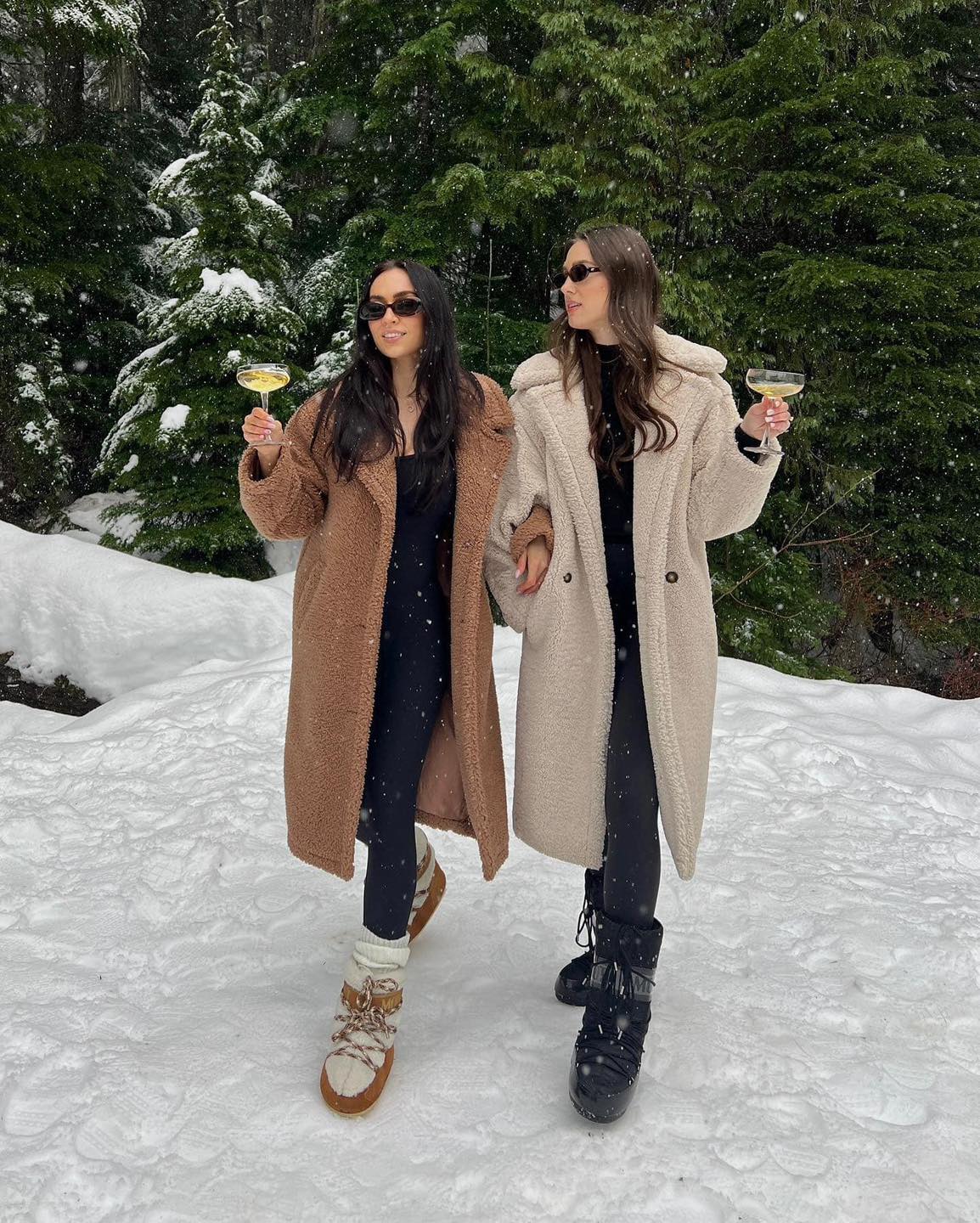 눈 내리는 날 시밀러룩 어때❄️☃️
포근 따뜻한 퍼 아우터로 겨울 분위기 완성 @이거잖아🤍🙌🏻 이미지