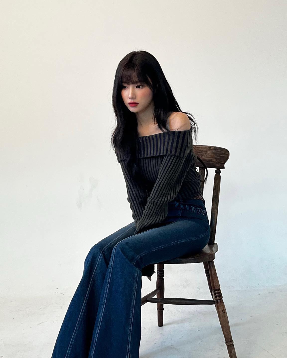 코트 속 감성조합🩶 니트+청바지 이미지