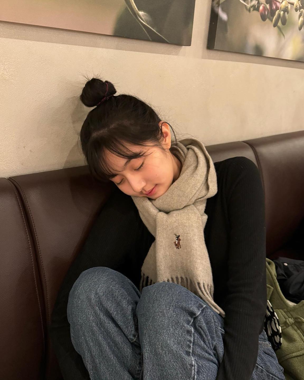 실내에서도 따뜻하게 목도리🧣 이미지