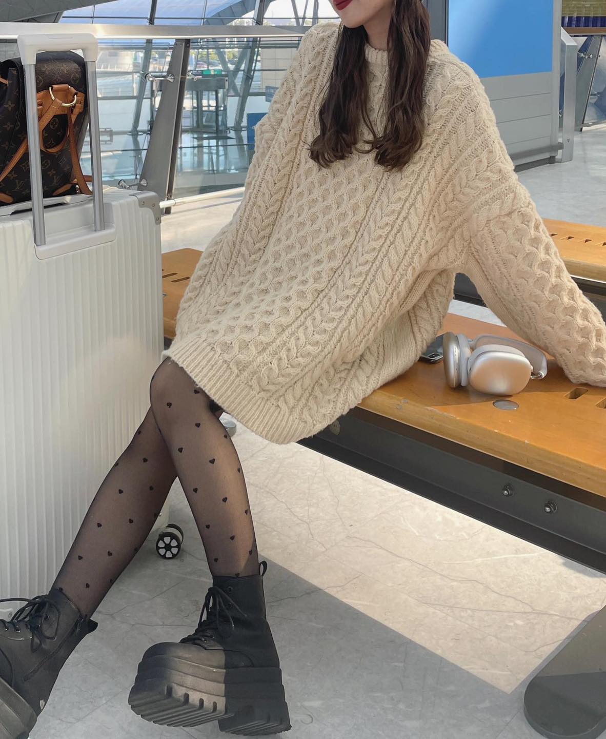 연말엔 오버핏 아이보리 니트로 하의실종룩🫣💛 스타킹, 롱부츠, 반바지 스타일링 @참고🔍 이미지