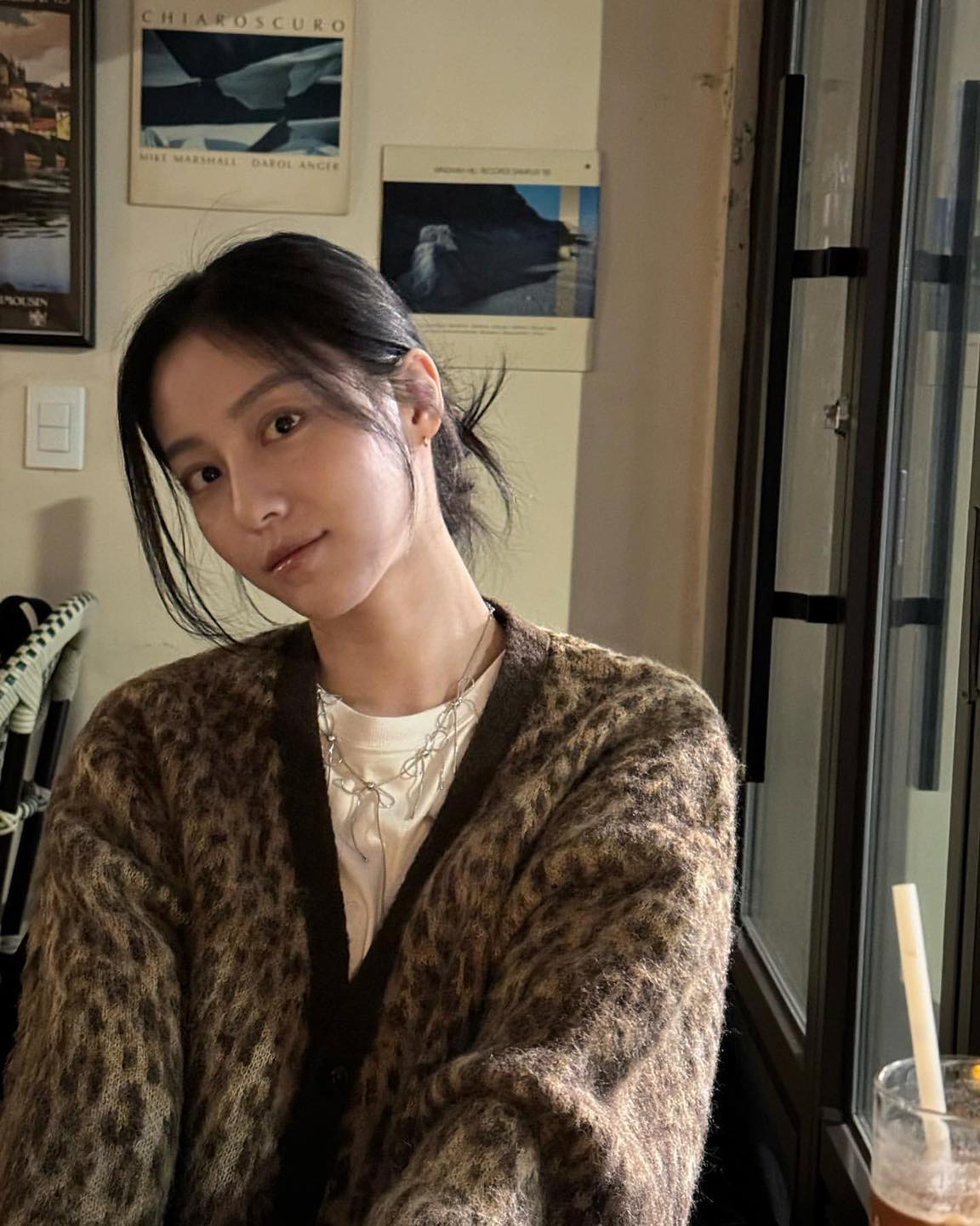 이너로 가디건+흰티 레이어드💡 이미지