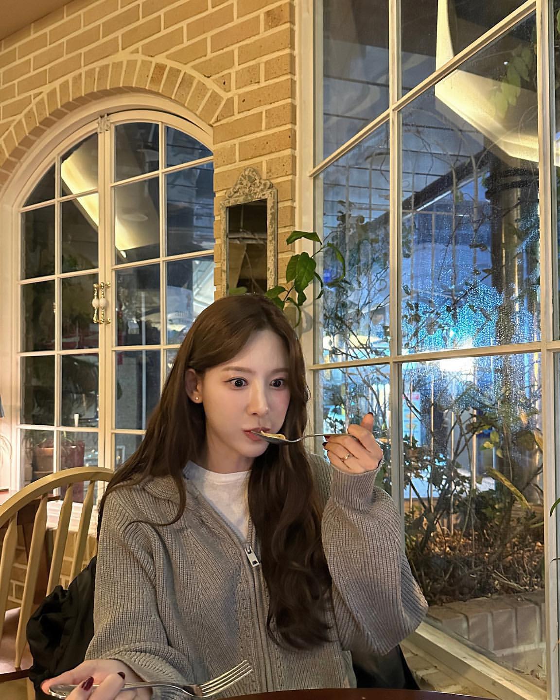 이너로 가디건+흰티 레이어드💡 이미지