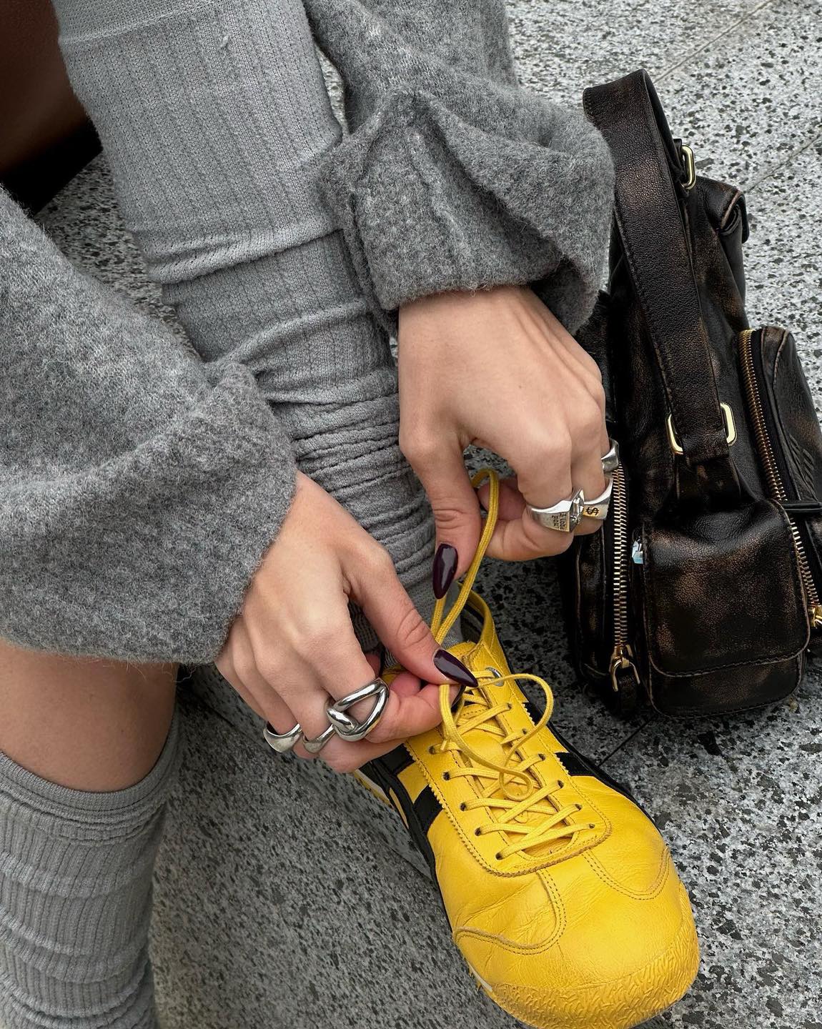 만능 코디템👟오니츠카타이거🤍
모든 코디에 어울리는 신발을 찾으시나요? 그렇다면 Y2K 감성으로 다시 돌아온 유행! 오니츠카타이커 멕시코66 제품을 소개합니다. 🙌🏻
일본 브랜드 오니츠카타이거의 멕시코66은 액션 영화 <킬빌>에서 여주인공이 옐로우 컬러를 신고 나와 한때 화제를 일으켰던 아이템인데요. 최근 아디다스의 클래식 붐과 함께 멕시코66도 다시 주목받고 있는 스니커즈 중 하나죠.
굽이 낮아 단화를 연상시키는 특유의 감성으로 바지는 물론 치마나 원피스에도 잘 어울려 데일리 아이템으로 제격인데요. 노란 호랑이가 생각나는 옐로우부터 실버와 블랙 등 다양한 컬러가 있어서 컬러 고르는 재미도 느낄 수 있습니다.
일본 오니츠카타이거 매장에는 한국에서 찾기 힘든 독특한 모델과 색상들도 있으니 한번 들러보시길 추천 드려요. 🛍️ 이미지2