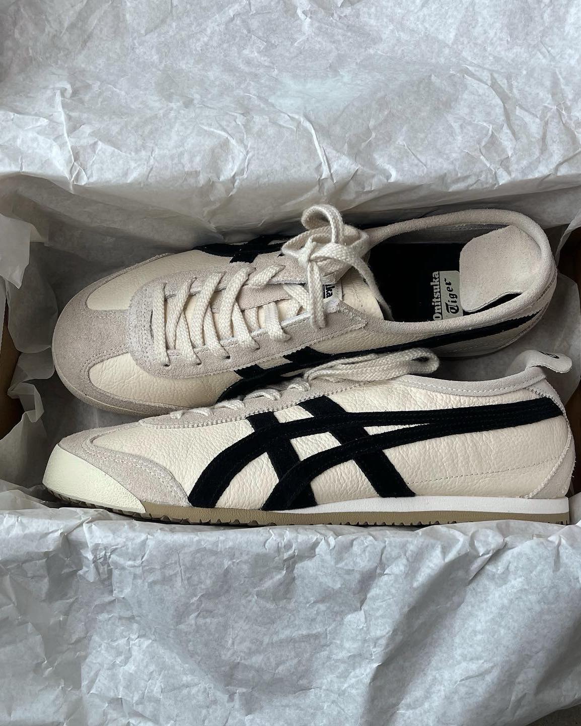 만능 코디템👟오니츠카타이거🤍
모든 코디에 어울리는 신발을 찾으시나요? 그렇다면 Y2K 감성으로 다시 돌아온 유행! 오니츠카타이커 멕시코66 제품을 소개합니다. 🙌🏻
일본 브랜드 오니츠카타이거의 멕시코66은 액션 영화 <킬빌>에서 여주인공이 옐로우 컬러를 신고 나와 한때 화제를 일으켰던 아이템인데요. 최근 아디다스의 클래식 붐과 함께 멕시코66도 다시 주목받고 있는 스니커즈 중 하나죠.
굽이 낮아 단화를 연상시키는 특유의 감성으로 바지는 물론 치마나 원피스에도 잘 어울려 데일리 아이템으로 제격인데요. 노란 호랑이가 생각나는 옐로우부터 실버와 블랙 등 다양한 컬러가 있어서 컬러 고르는 재미도 느낄 수 있습니다.
일본 오니츠카타이거 매장에는 한국에서 찾기 힘든 독특한 모델과 색상들도 있으니 한번 들러보시길 추천 드려요. 🛍️ 이미지7