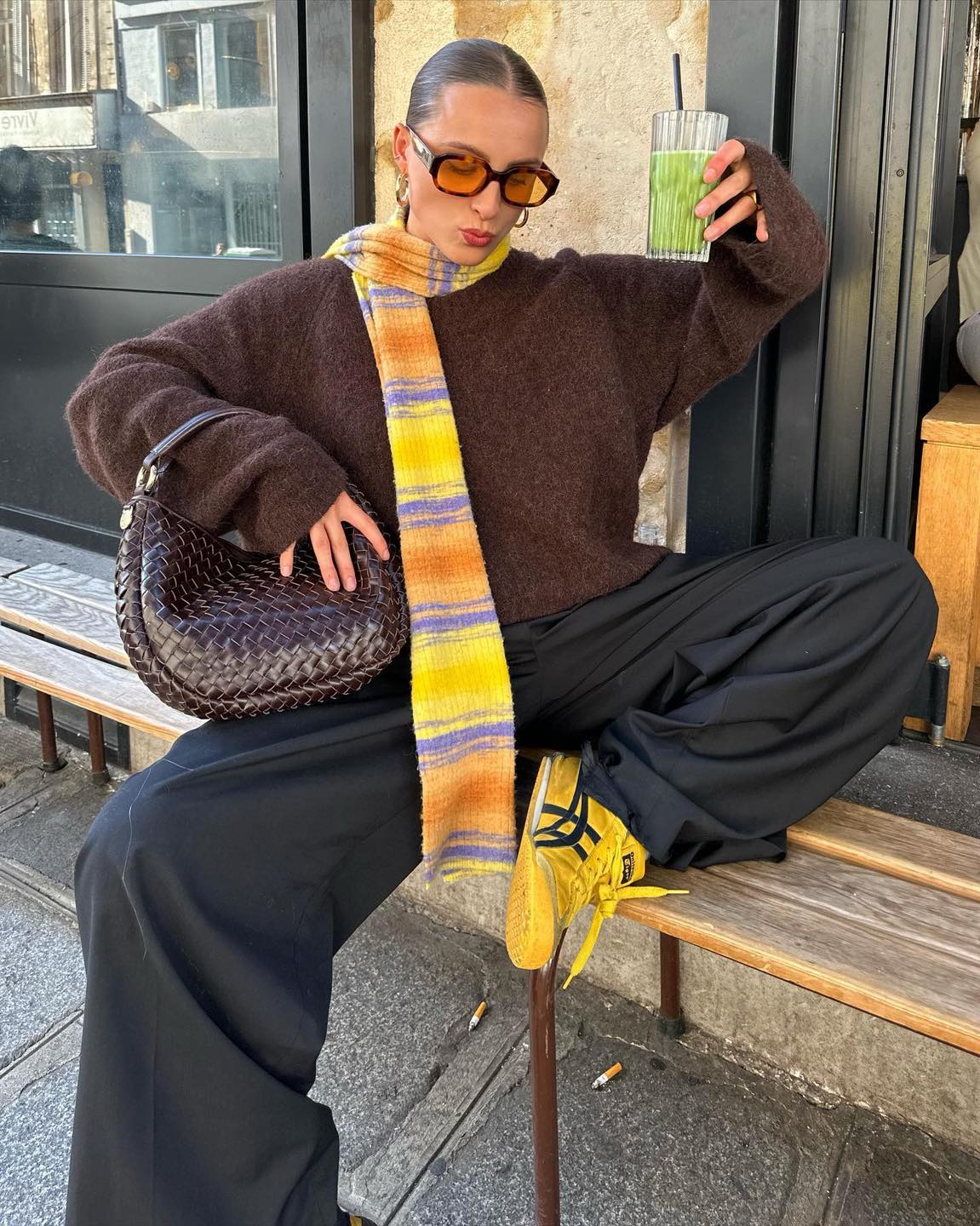 만능 코디템👟오니츠카타이거🤍
모든 코디에 어울리는 신발을 찾으시나요? 그렇다면 Y2K 감성으로 다시 돌아온 유행! 오니츠카타이커 멕시코66 제품을 소개합니다. 🙌🏻
일본 브랜드 오니츠카타이거의 멕시코66은 액션 영화 <킬빌>에서 여주인공이 옐로우 컬러를 신고 나와 한때 화제를 일으켰던 아이템인데요. 최근 아디다스의 클래식 붐과 함께 멕시코66도 다시 주목받고 있는 스니커즈 중 하나죠.
굽이 낮아 단화를 연상시키는 특유의 감성으로 바지는 물론 치마나 원피스에도 잘 어울려 데일리 아이템으로 제격인데요. 노란 호랑이가 생각나는 옐로우부터 실버와 블랙 등 다양한 컬러가 있어서 컬러 고르는 재미도 느낄 수 있습니다.
일본 오니츠카타이거 매장에는 한국에서 찾기 힘든 독특한 모델과 색상들도 있으니 한번 들러보시길 추천 드려요. 🛍️ 이미지6