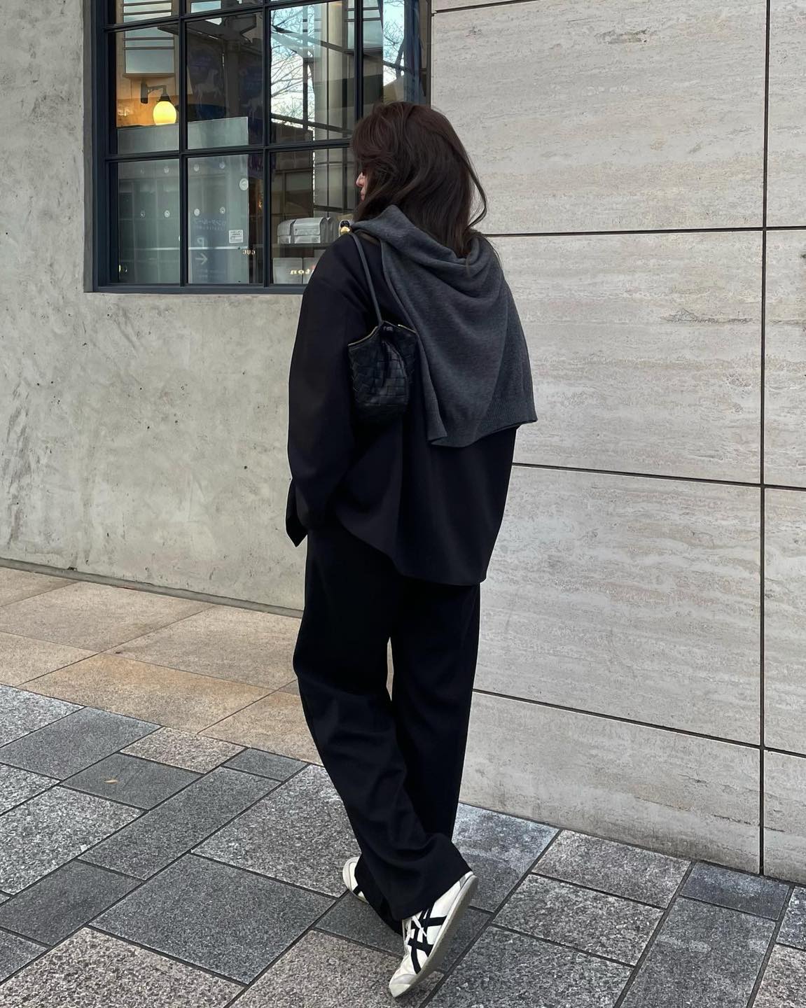 만능 코디템👟오니츠카타이거🤍
모든 코디에 어울리는 신발을 찾으시나요? 그렇다면 Y2K 감성으로 다시 돌아온 유행! 오니츠카타이커 멕시코66 제품을 소개합니다. 🙌🏻
일본 브랜드 오니츠카타이거의 멕시코66은 액션 영화 <킬빌>에서 여주인공이 옐로우 컬러를 신고 나와 한때 화제를 일으켰던 아이템인데요. 최근 아디다스의 클래식 붐과 함께 멕시코66도 다시 주목받고 있는 스니커즈 중 하나죠.
굽이 낮아 단화를 연상시키는 특유의 감성으로 바지는 물론 치마나 원피스에도 잘 어울려 데일리 아이템으로 제격인데요. 노란 호랑이가 생각나는 옐로우부터 실버와 블랙 등 다양한 컬러가 있어서 컬러 고르는 재미도 느낄 수 있습니다.
일본 오니츠카타이거 매장에는 한국에서 찾기 힘든 독특한 모델과 색상들도 있으니 한번 들러보시길 추천 드려요. 🛍️ 이미지3