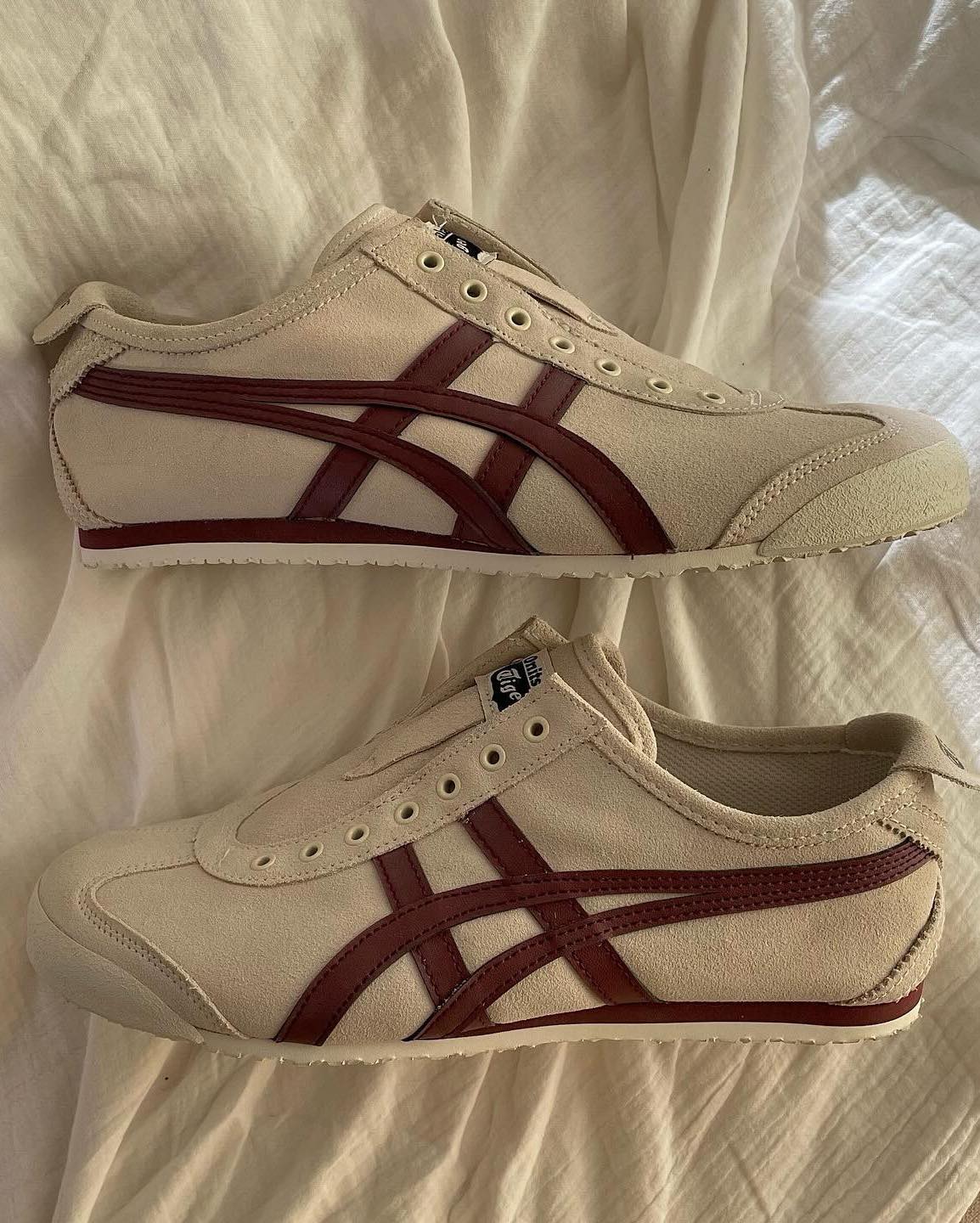 만능 코디템👟오니츠카타이거🤍
모든 코디에 어울리는 신발을 찾으시나요? 그렇다면 Y2K 감성으로 다시 돌아온 유행! 오니츠카타이커 멕시코66 제품을 소개합니다. 🙌🏻
일본 브랜드 오니츠카타이거의 멕시코66은 액션 영화 <킬빌>에서 여주인공이 옐로우 컬러를 신고 나와 한때 화제를 일으켰던 아이템인데요. 최근 아디다스의 클래식 붐과 함께 멕시코66도 다시 주목받고 있는 스니커즈 중 하나죠.
굽이 낮아 단화를 연상시키는 특유의 감성으로 바지는 물론 치마나 원피스에도 잘 어울려 데일리 아이템으로 제격인데요. 노란 호랑이가 생각나는 옐로우부터 실버와 블랙 등 다양한 컬러가 있어서 컬러 고르는 재미도 느낄 수 있습니다.
일본 오니츠카타이거 매장에는 한국에서 찾기 힘든 독특한 모델과 색상들도 있으니 한번 들러보시길 추천 드려요. 🛍️ 이미지4