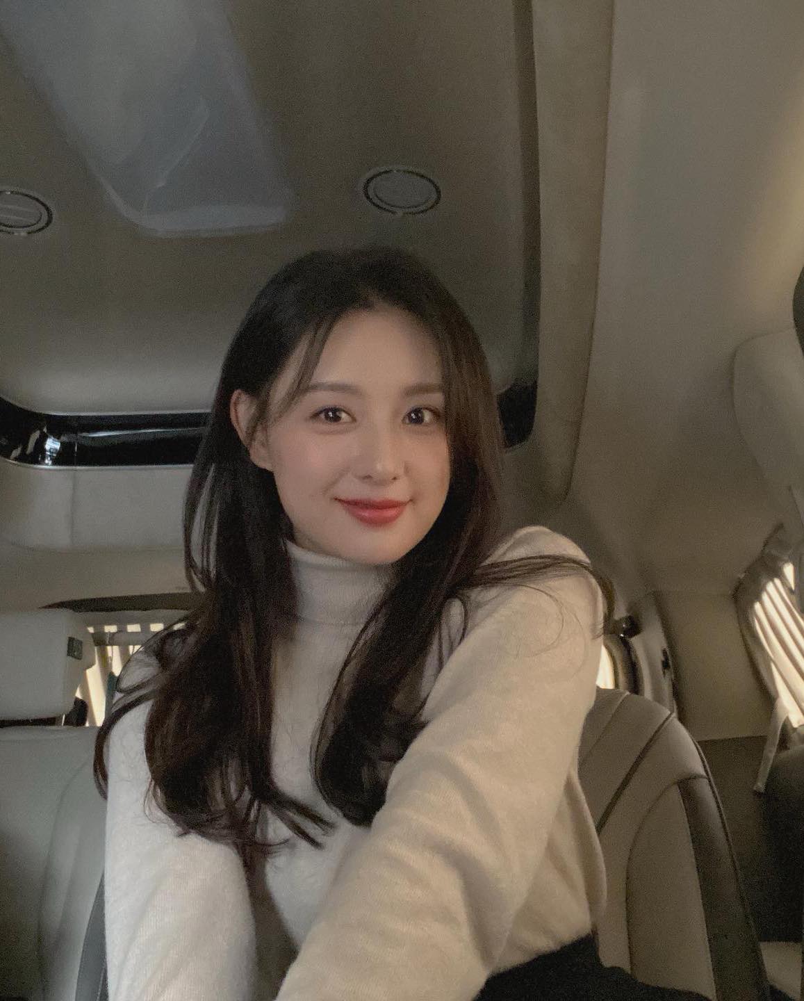 레이어드하기 좋은 흰색 목폴라🤍 이미지