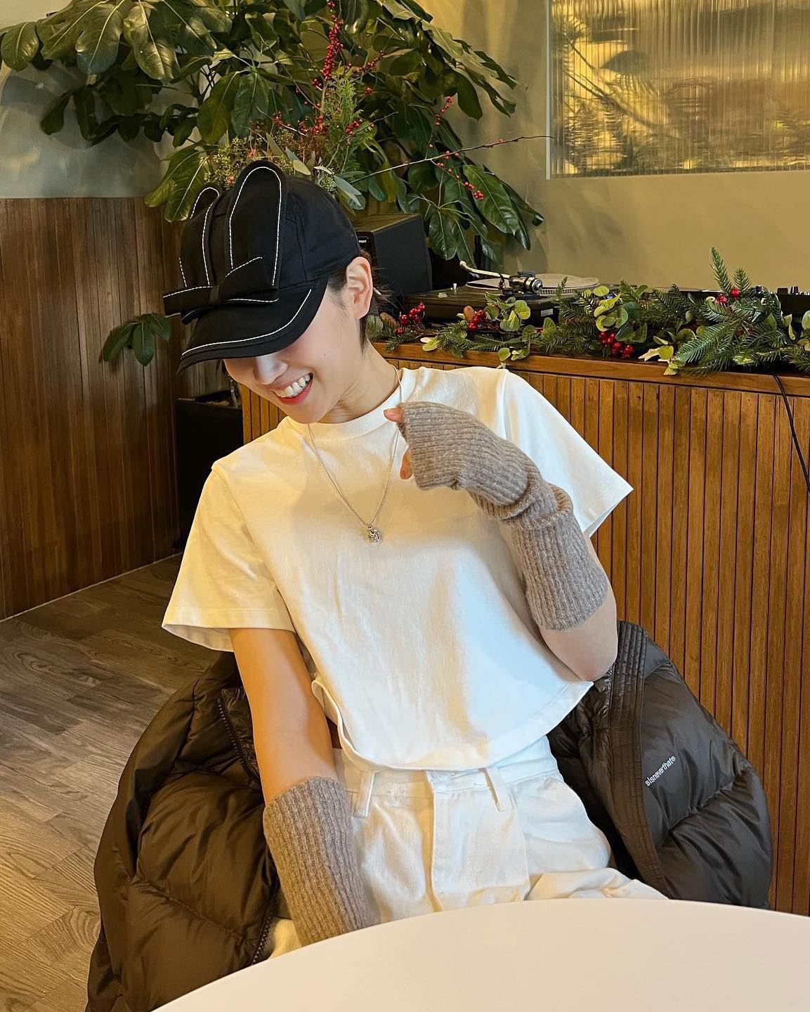 겨울에도 따뜻하게 반팔 입는법💡
핸드워머로 감성있게🤍 두꺼운 아우터와 함께 코디해요🥰 이미지2