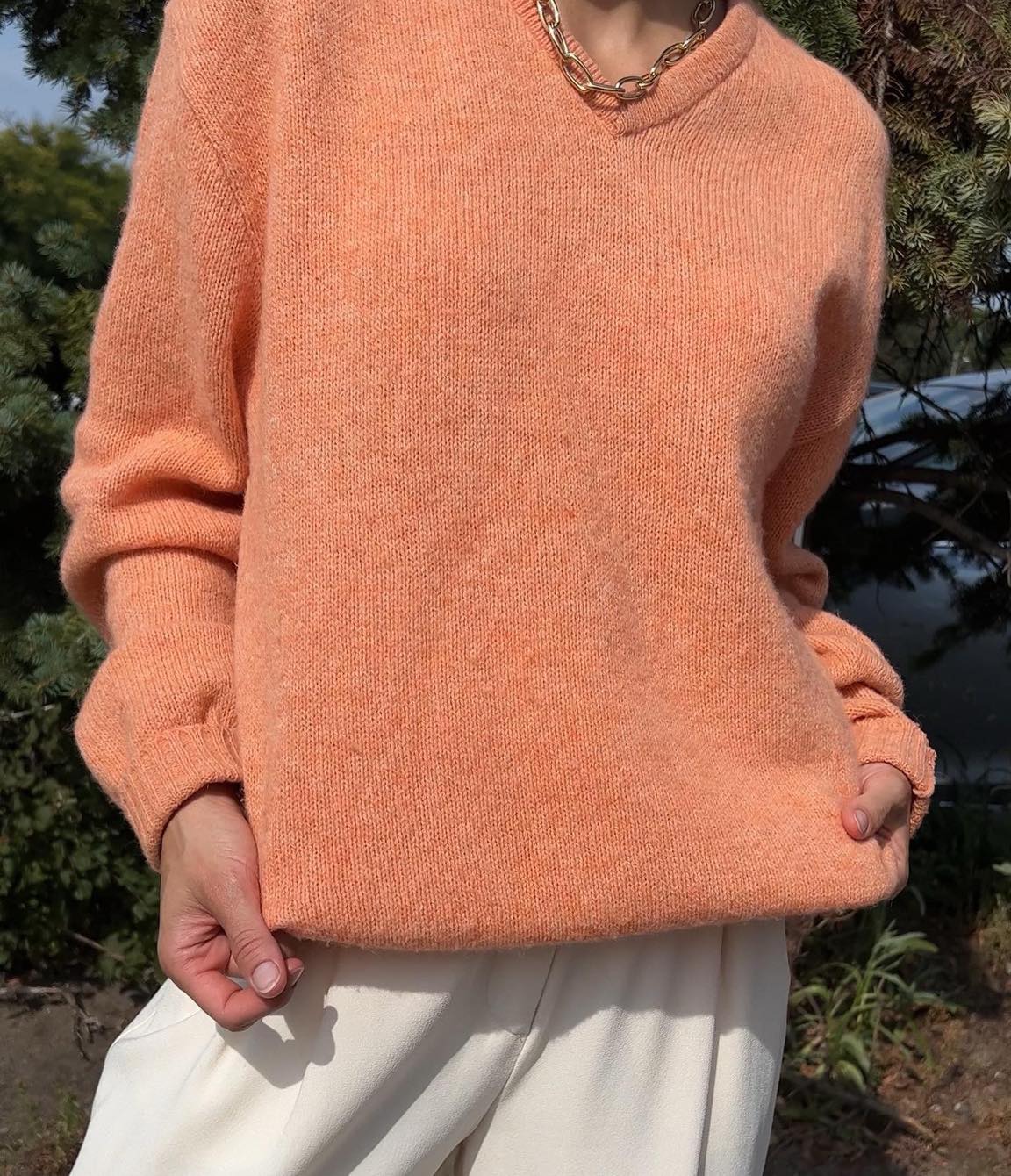 팬톤 올해의 컬러: 피치 퍼즈🍑✔️

글로벌 색채 기업 팬톤(Pantone)은 2024년 올해의 컬러로 '피치 퍼즈(Peach Fuzz)'를 선정했습니다. 피치 퍼즈는 핑크와 오렌지 사이의 부드럽고 포근한 느낌의 복숭아빛 컬러인데요. 이 컬러는 따뜻함과 친밀함, 그리고 편안함을 상징합니다.

24SS 컬렉션에서도 피치 퍼즈 컬러가 돋보였습니다. 파투(Patou) 쇼에서는 피치 퍼즈 컬러의 셋업이 등장해 눈길을 끌었고, 지난 9월 프라다 쇼에서는 전소미와 트와이스 사나가 피치 퍼즈 컬러의 룩으로 시선을 사로잡았습니다.

다가오는 봄, 피치 컬러의 니트와 운동화 등 패션 아이템을 활용해 화사하고 사랑스러운 데일리룩을 연출해보세요. 섀도우와 립, 블러셔 등 메이크업으로도 자연스럽고 여리여리한 분위기를 표현할 수 있습니다. 

새해를 맞이하며 이미지 변신을 원하시는 분들은 태연, 김보라처럼 산뜻하고 포인트 넘치는 피치 퍼즈 컬러로 염색해 보는 건 어떨까요?✨ 이미지