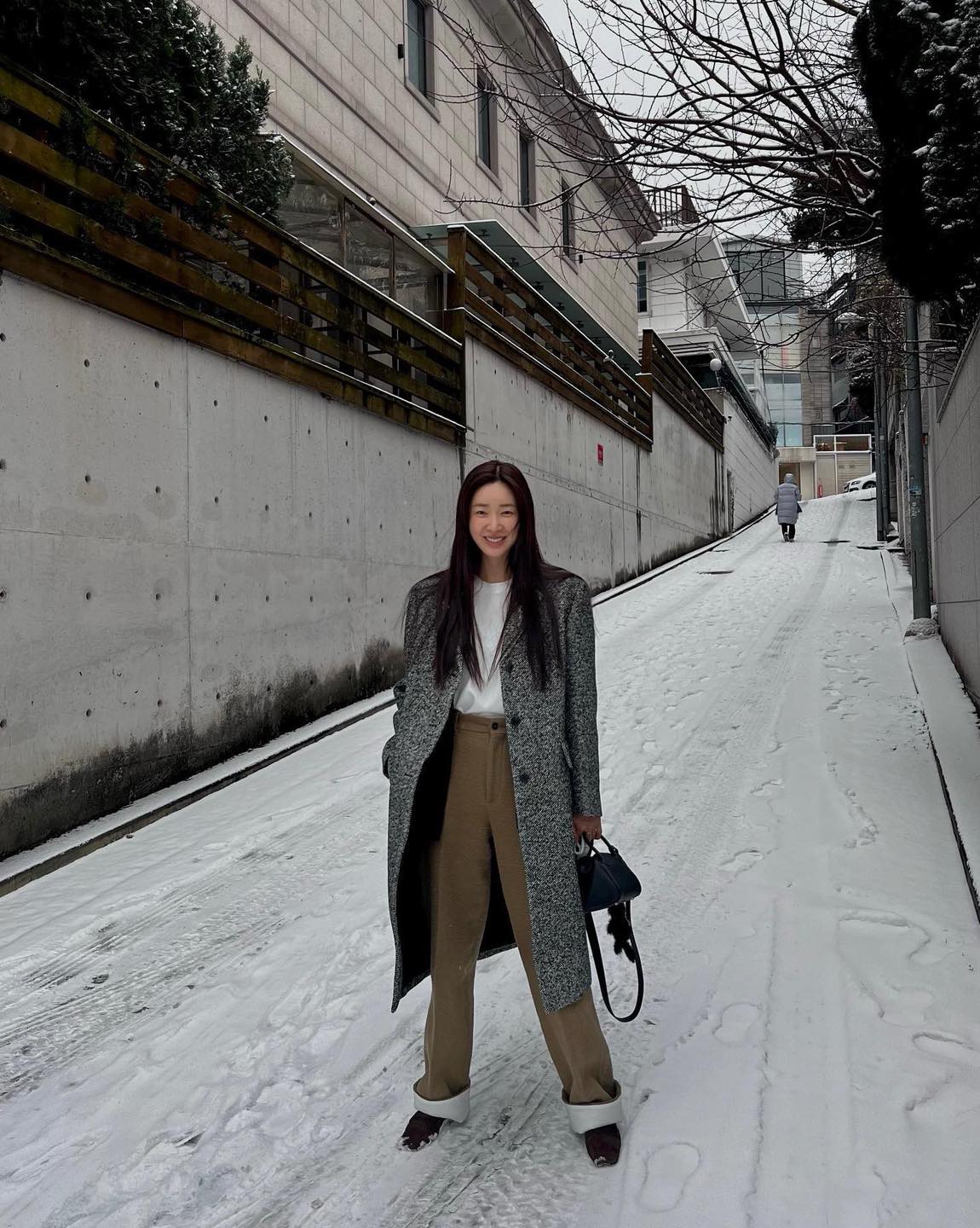 롱코트에 슬랙스로 출근룩🩶🖤 이미지