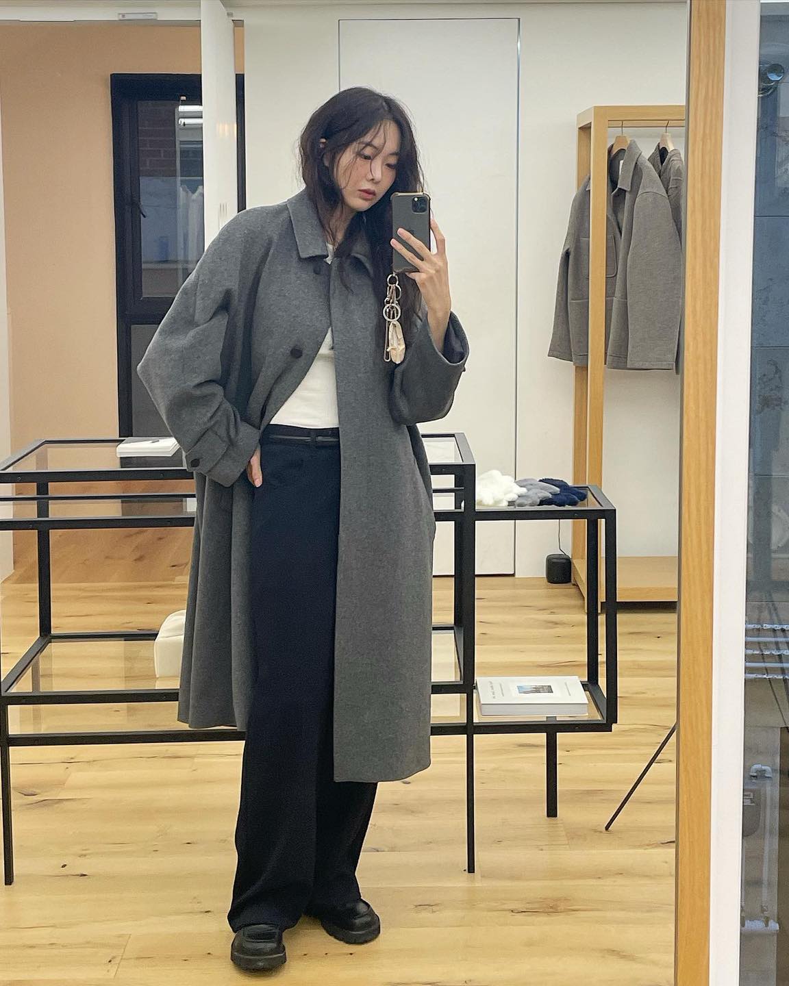 롱코트에 슬랙스로 출근룩🩶🖤 이미지
