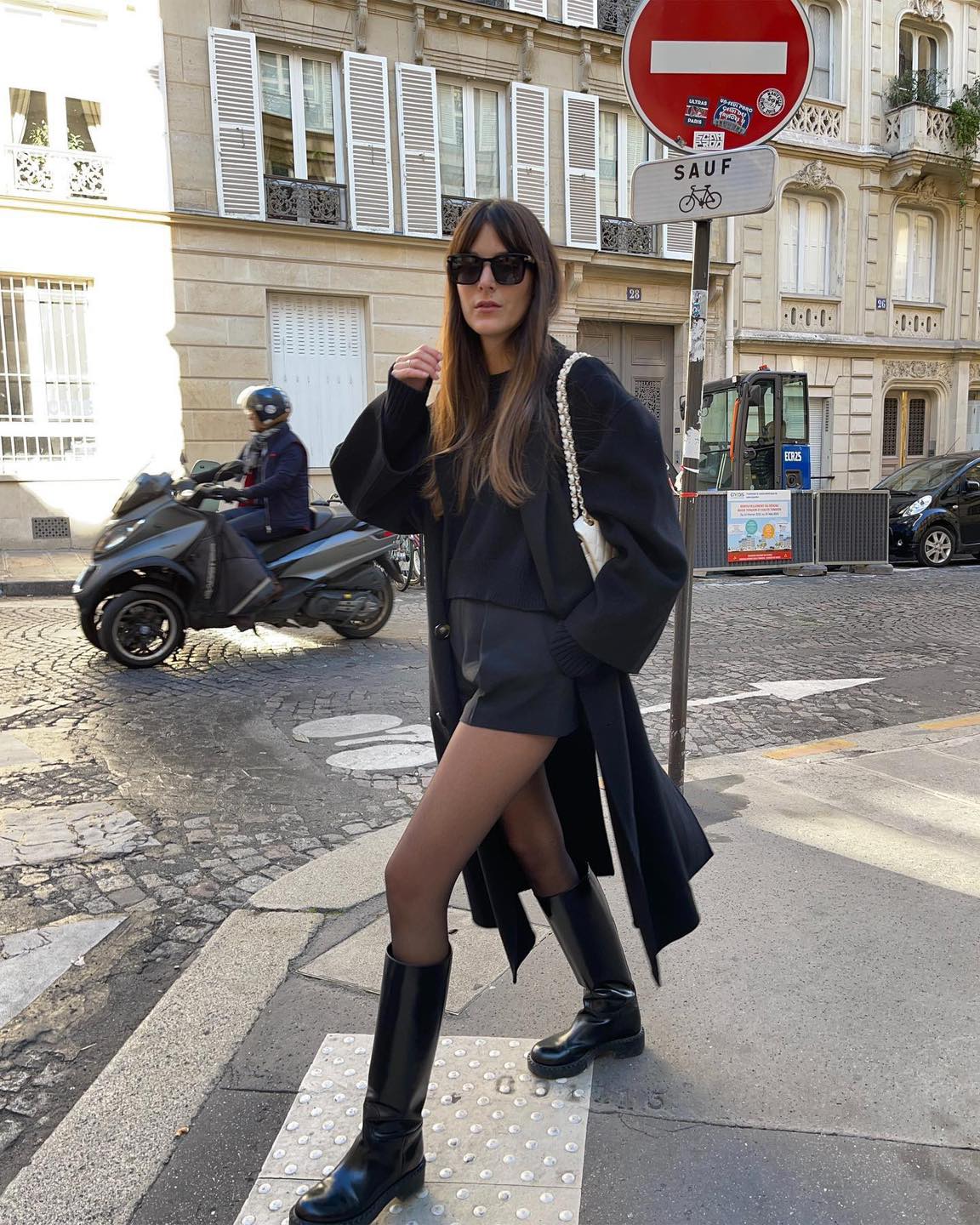 롱부츠 예쁘게 코디하는 법🖤👢

추운 겨울에 멋 부리고 싶다면 롱부츠는 필수죠!
롱부츠 하나로 완성하는 다양한 코디법을 참고하세요. 💁‍♀️

1 + 2 + 3. 미니 기장 하의와 스타킹 매치
한껏 꾸미고 싶은 날 추천하는 매치입니다. 미니 기장 하의에 검정 스타킹과 롱부츠로 시크함을 강조하세요. 마무리로 롱코트를 입으면 스타일은 완성됩니다. 

4 + 5 + 6. 청바지에 롱부츠
데일리룩으로 좋은 데님 팬츠에 롱부츠를 더한 코디는 겨울에 많이 보이는 스타일 입니다. 일자핏 청바지에 롱부츠를 매치하면 다리가 길어보이고 각선미를 강조합니다. 또한 와이드 핏 청바지는 롱부츠 안에 넣을 시 자연스러운 주름이 연출되어요.

7 + 8 + 9. 블랙 레깅스와 믹스매치
레깅스를 운동할 때만 입는다는 생각은 이제 그만! 레깅스 위에 클래식한 롱부츠로 슬림한 실루엣을 강조하세요. 아우터는 코트, 무스탕을 선택하면 꾸안꾸 스타일이 완성됩니다.  이미지