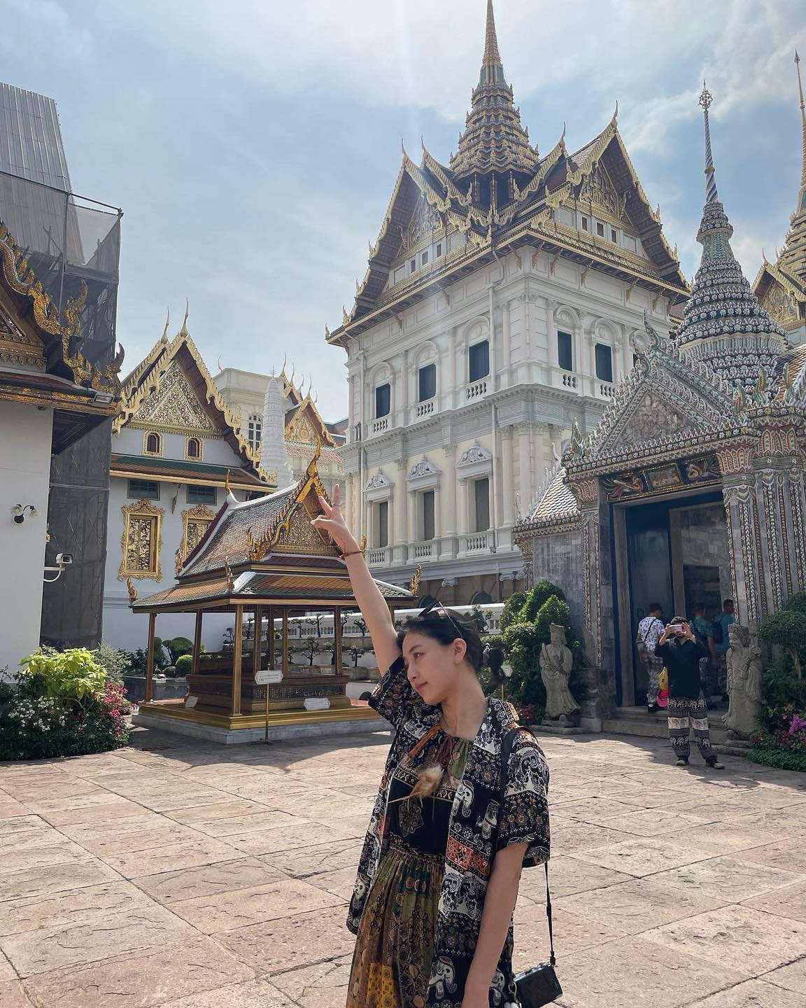 추울 땐 따뜻한 나라로 떠나자!
올겨울 꼭 가봐야 할 태국 여행지 3🇹🇭

1 + 2 + 3. 방콕
태국 대표 여행지 하면 역시 방콕이죠. 현대와 전통이 공존하는 방콕의 길거리는 다채로운 향취로 가득합니다. 웅장한 왕궁과 사원을 돌아다니며 역사적인 아름다움을 만끽할 수도 있고, 다양한 대형 쇼핑몰과 현지 시장이 가득해 쇼핑 여행지로도 제격인 곳인데요. 이 밖에도 휴양과 미식 등 다양한 테마로 즐길 수 있는 여행지입니다.

4 + 5 + 6. 치앙마이
감성 여행지로 유명한 치앙마이는 북부의 보석이라 불리며 고즈넉한 분위기와 문화적인 풍경이 돋보이는 곳입니다. 저렴한 물가 덕분에 한 달 살기 열풍으로도 유명해진 곳인데요. 도심과 자연이 조화로운 이곳에서는 올드시티의 향기로운 골목을 거닐며 전통적인 공예품을 구경하거나, 주변의 산악 지대에서 자연의 아름다움을 느낄 수 있습니다.

7 + 8 + 9. 푸켓
에메랄드빛 바다와 황홀한 해변으로 가득한 동화 같은 섬, 푸켓! 태국의 대표적인 휴양지로 손꼽히는 곳이죠. 낮에는 스노클링, 카약 등 다양한 수상 스포츠로 푸켓의 아름다움을 만끽하고, 밤에는 빠통해변에서의 활기찬 나이트라이프로 푸켓의 다채로운 매력을 느껴보는 걸 추천합니다. 또한, 해안가 레스토랑에서 여유로운 시간을 보내며 현지 음식을 즐기는 것도 잊지 마세요! 이미지