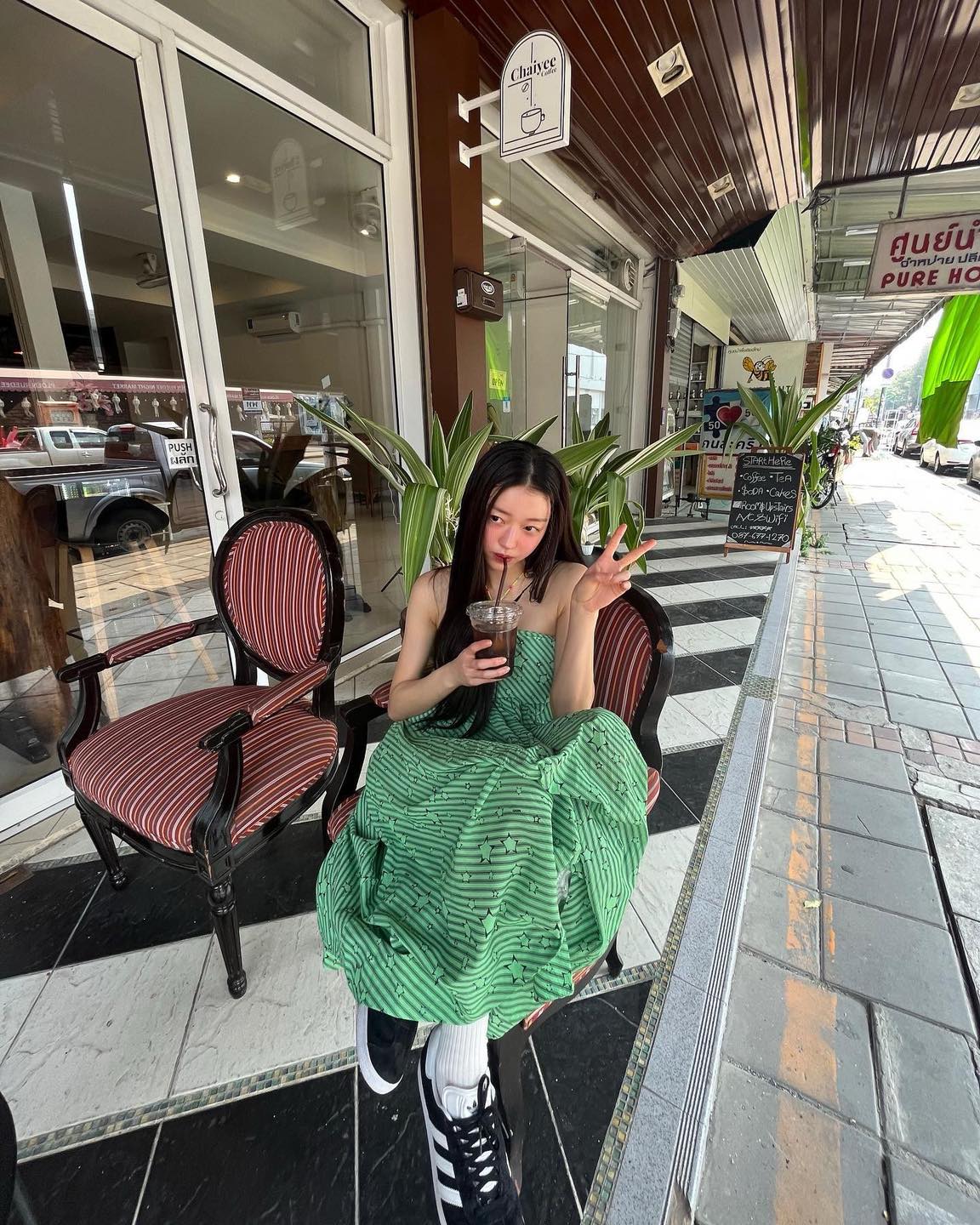 추울 땐 따뜻한 나라로 떠나자!
올겨울 꼭 가봐야 할 태국 여행지 3🇹🇭

1 + 2 + 3. 방콕
태국 대표 여행지 하면 역시 방콕이죠. 현대와 전통이 공존하는 방콕의 길거리는 다채로운 향취로 가득합니다. 웅장한 왕궁과 사원을 돌아다니며 역사적인 아름다움을 만끽할 수도 있고, 다양한 대형 쇼핑몰과 현지 시장이 가득해 쇼핑 여행지로도 제격인 곳인데요. 이 밖에도 휴양과 미식 등 다양한 테마로 즐길 수 있는 여행지입니다.

4 + 5 + 6. 치앙마이
감성 여행지로 유명한 치앙마이는 북부의 보석이라 불리며 고즈넉한 분위기와 문화적인 풍경이 돋보이는 곳입니다. 저렴한 물가 덕분에 한 달 살기 열풍으로도 유명해진 곳인데요. 도심과 자연이 조화로운 이곳에서는 올드시티의 향기로운 골목을 거닐며 전통적인 공예품을 구경하거나, 주변의 산악 지대에서 자연의 아름다움을 느낄 수 있습니다.

7 + 8 + 9. 푸켓
에메랄드빛 바다와 황홀한 해변으로 가득한 동화 같은 섬, 푸켓! 태국의 대표적인 휴양지로 손꼽히는 곳이죠. 낮에는 스노클링, 카약 등 다양한 수상 스포츠로 푸켓의 아름다움을 만끽하고, 밤에는 빠통해변에서의 활기찬 나이트라이프로 푸켓의 다채로운 매력을 느껴보는 걸 추천합니다. 또한, 해안가 레스토랑에서 여유로운 시간을 보내며 현지 음식을 즐기는 것도 잊지 마세요! 이미지