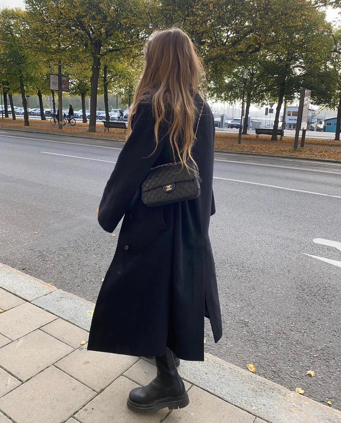 한 번 사면 평생 드는 클래식백🖤
어떤 코디에도 매치하기 쉬운 클래식 블랙백 체크하세요✔️

1. 샤넬 클래식 플랩백

2. 르메르 크루아상백

3. 보테가 베네타 조디백

4. 에르메스 버킨백

5. 디올 레이디백

6. 더 로우 마고백

7. 프라다 클레오 브러시드 가죽 숄더 백

8. 생로랑 솔페리노 브러쉬드 레더백

9. 셀린느 아바 트리옹프백

10. 구찌 재키 1961 숄더백 이미지