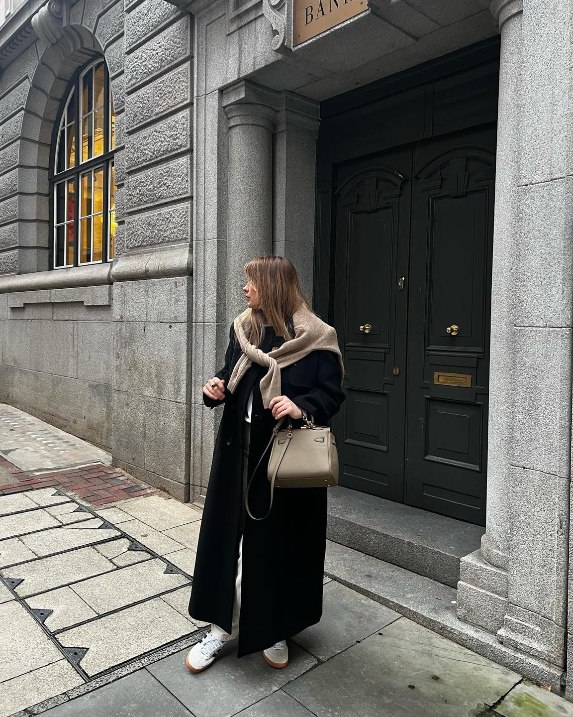 블랙 코트에 필요한 니트 걸치기🖤 이미지