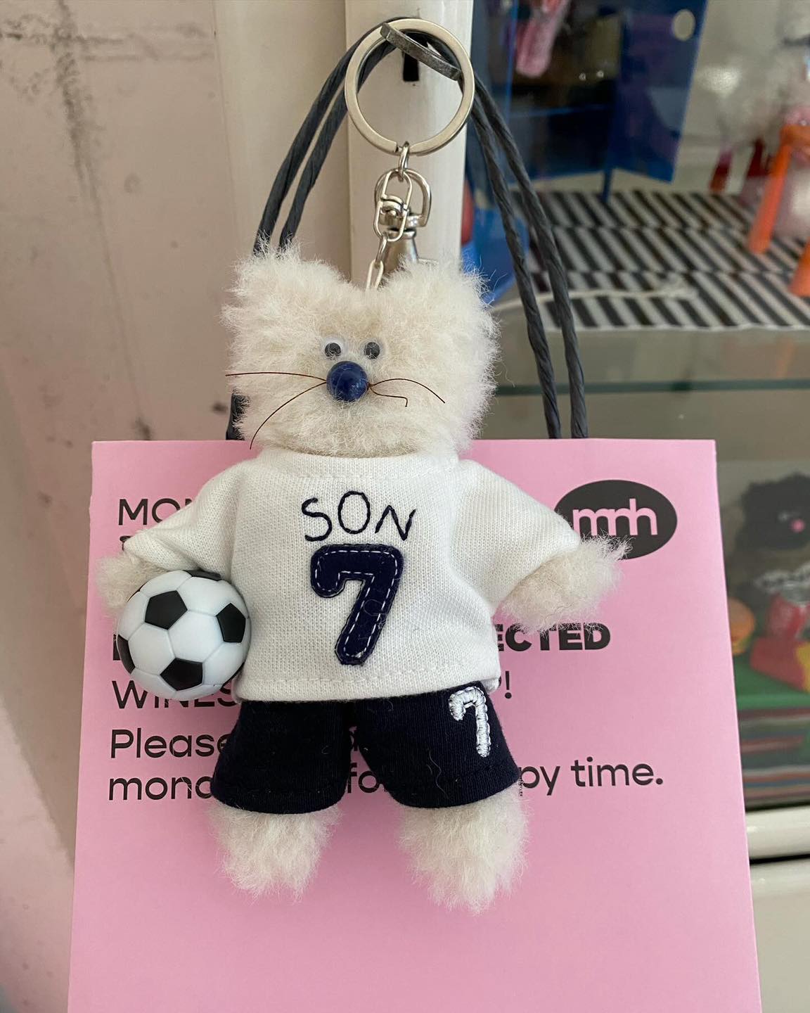 NOS7 X MONAMHEE 키링😻
손흥민의 NOS7을 만난 요즘 가장 핫한 키링 모남희🧸⚽️

발매일: 2024년 1월 17일 18:00
발매처: KREAM 이미지