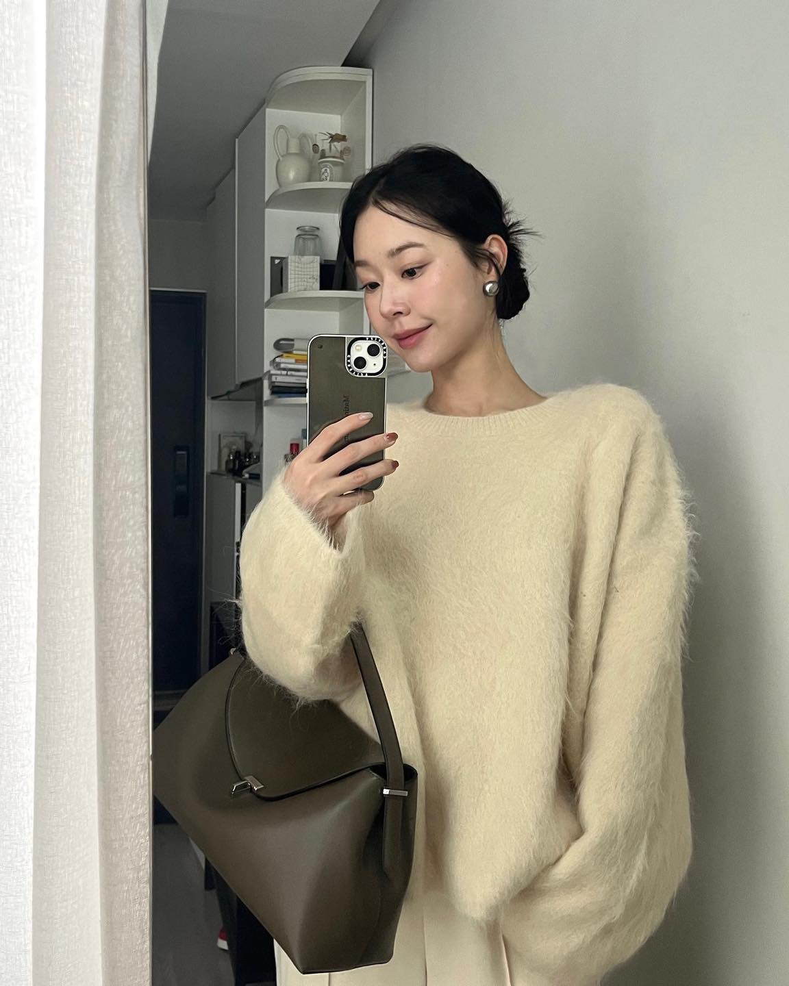 핱시 이주미의 클래식 백은?👜💛
토템 티-락 탑 핸들✔️고급스러워 오피스룩에 찰떡👀@시크해 이미지